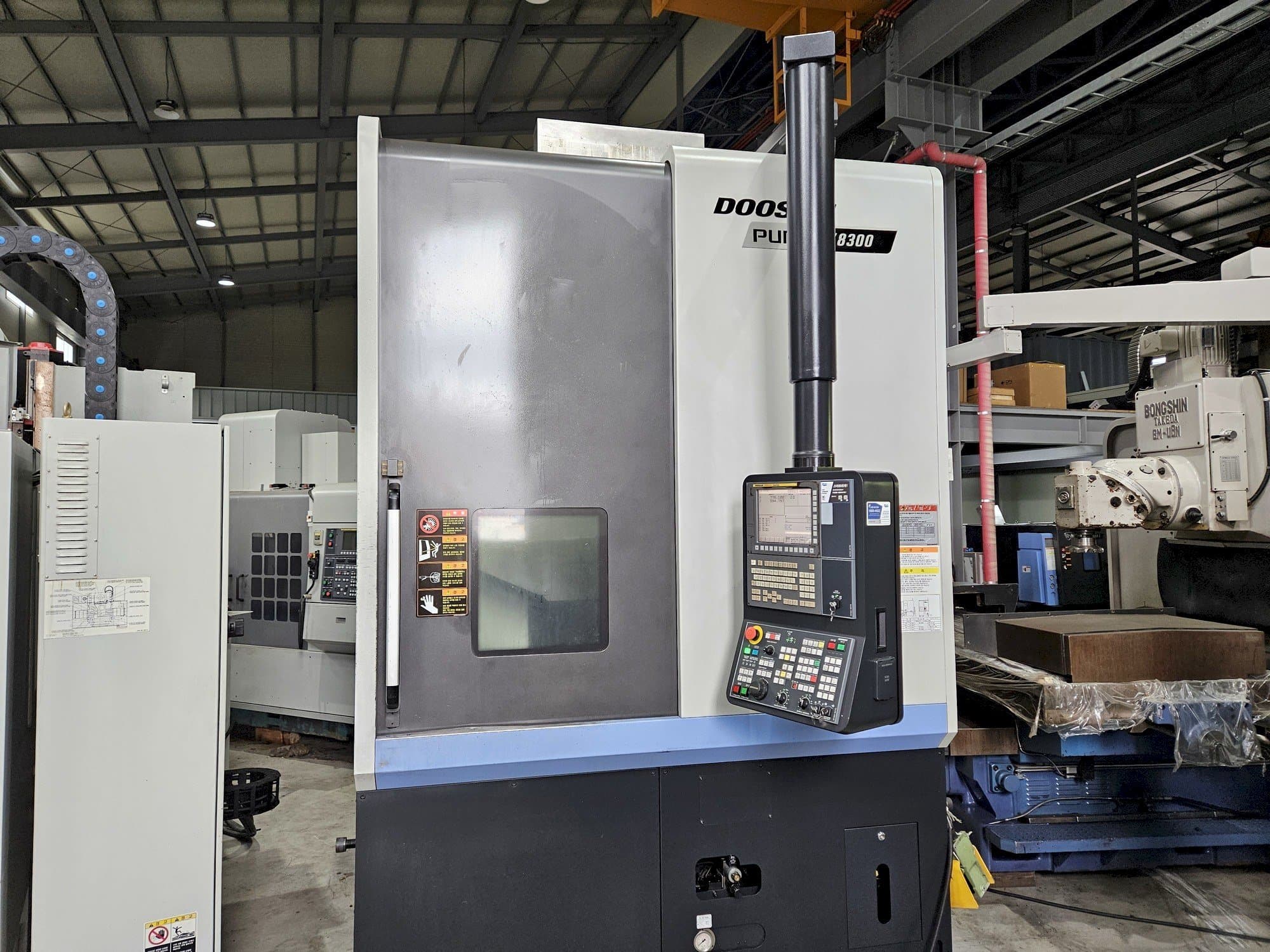 DOOSAN PUMA V8300-maskinen framifrån