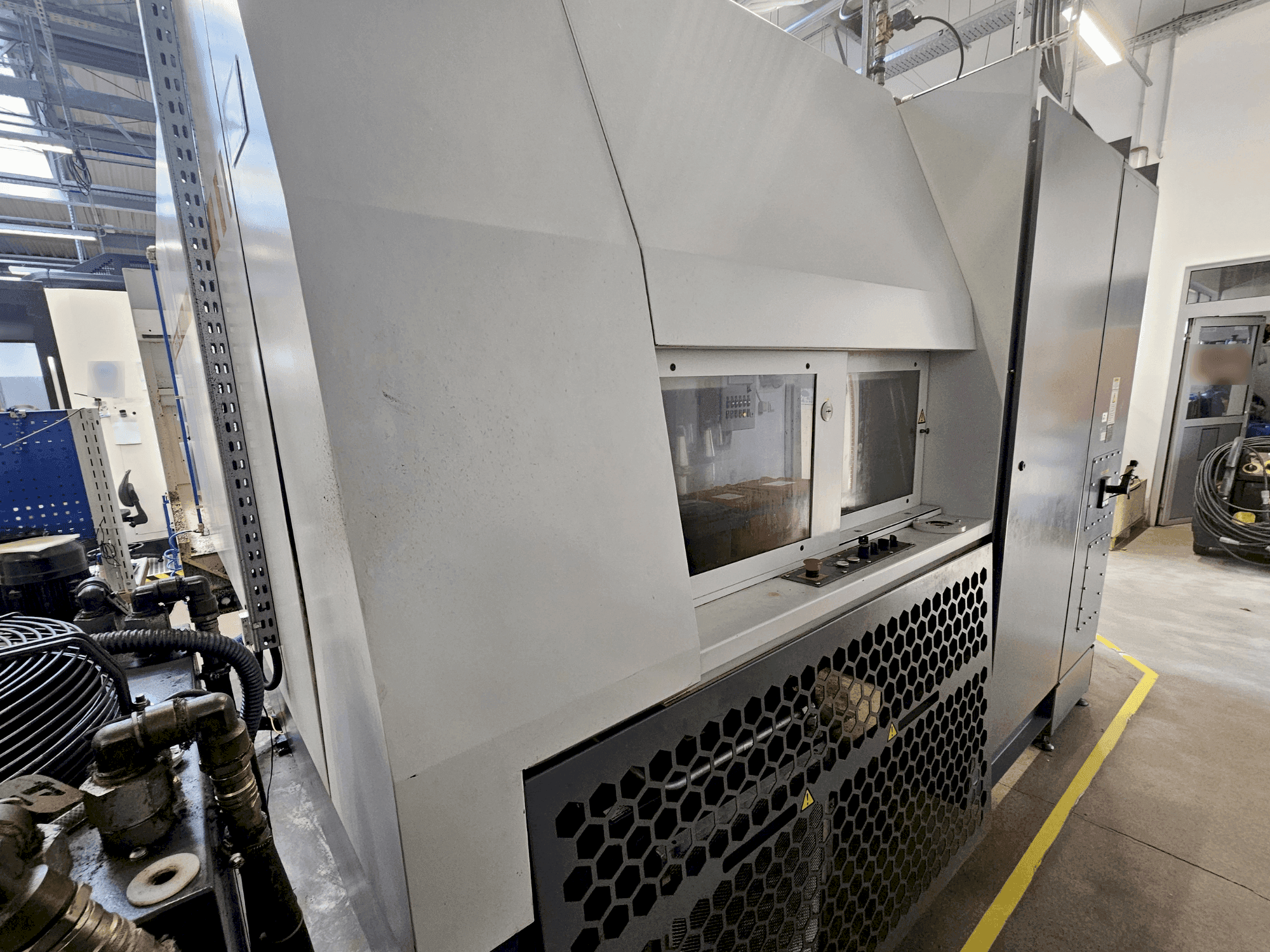 KOVOSVIT MAS MCU 630V-5X-maskinen sedd från sidan