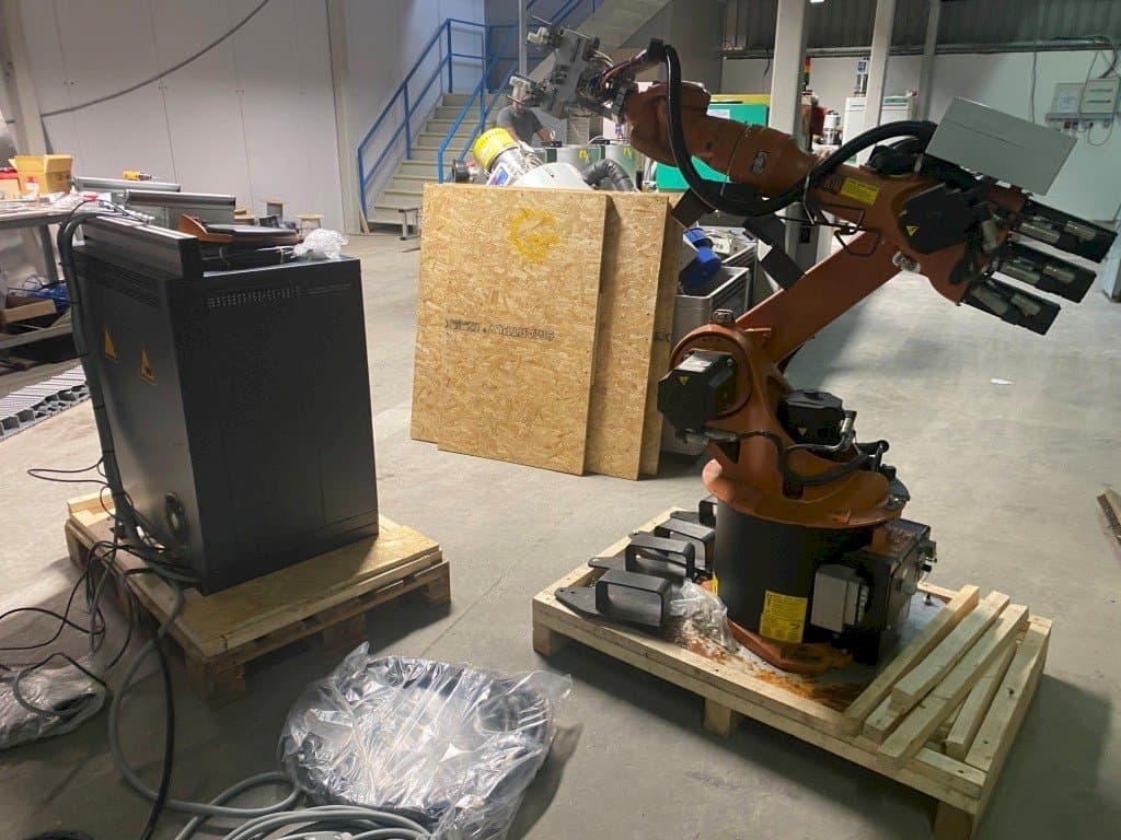 KUKA KR16-2 with KR C4 Controller-maskinen framifrån