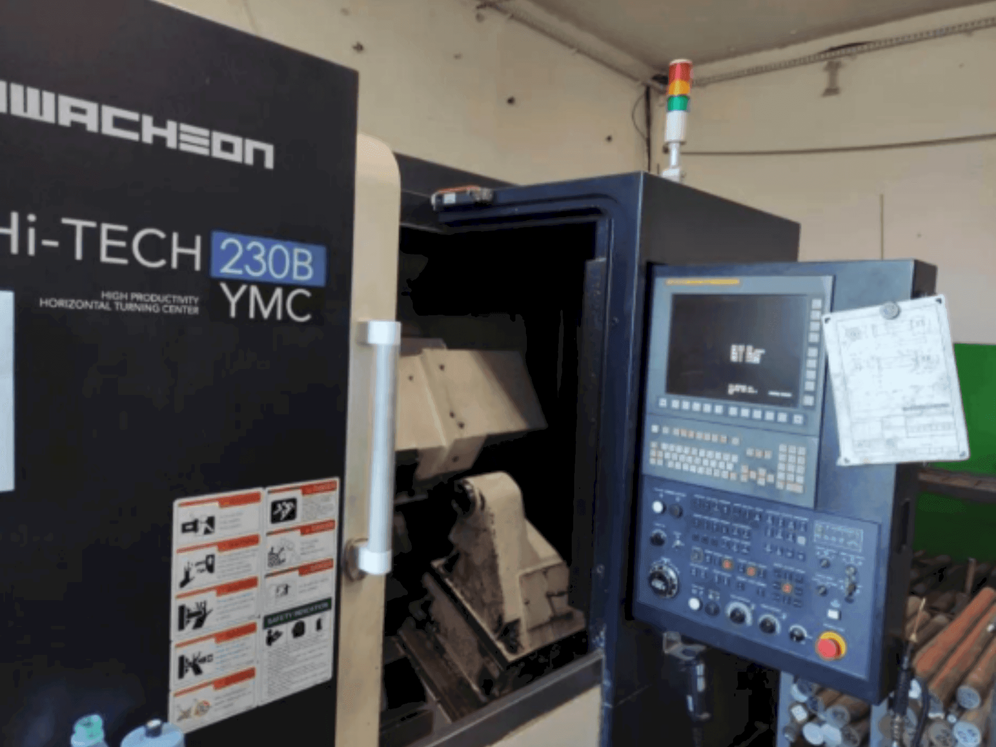 HWACHEON HI-TECH 230B YMC-maskinen framifrån