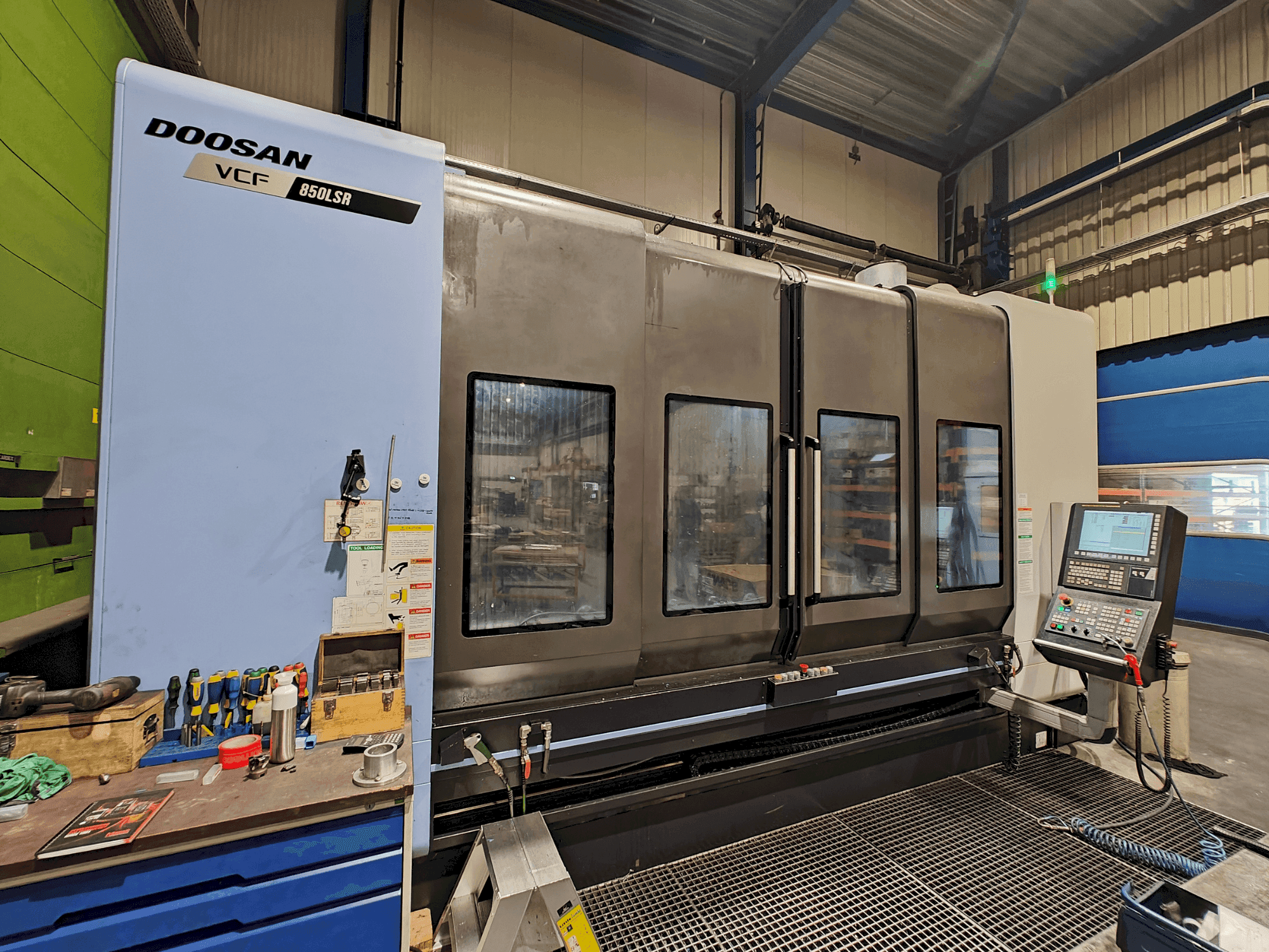 DOOSAN VCF 850 LSR-maskinen framifrån