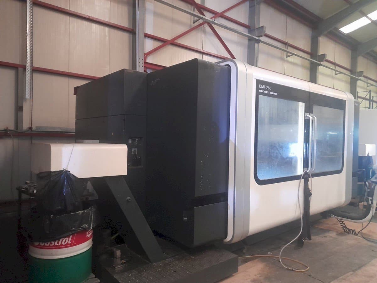DECKEL MAHO DMF 260-maskinen sedd från vänster sida