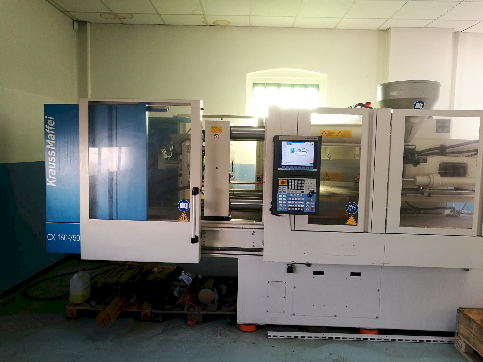 Krauss Maffei KM 160-750 CX-maskinen framifrån