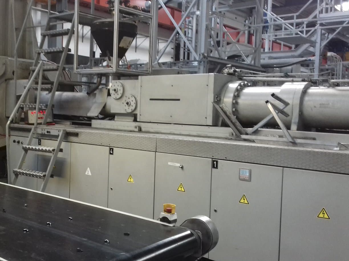 Krauss Maffei-maskinen sedd från höger sida650-4350 BM