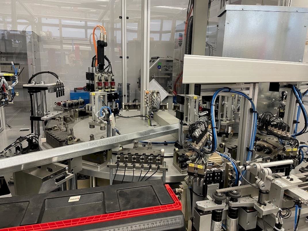 TEAM AUTOMATION BERLIN Tattoo Needle Testing System-maskinen framifrån