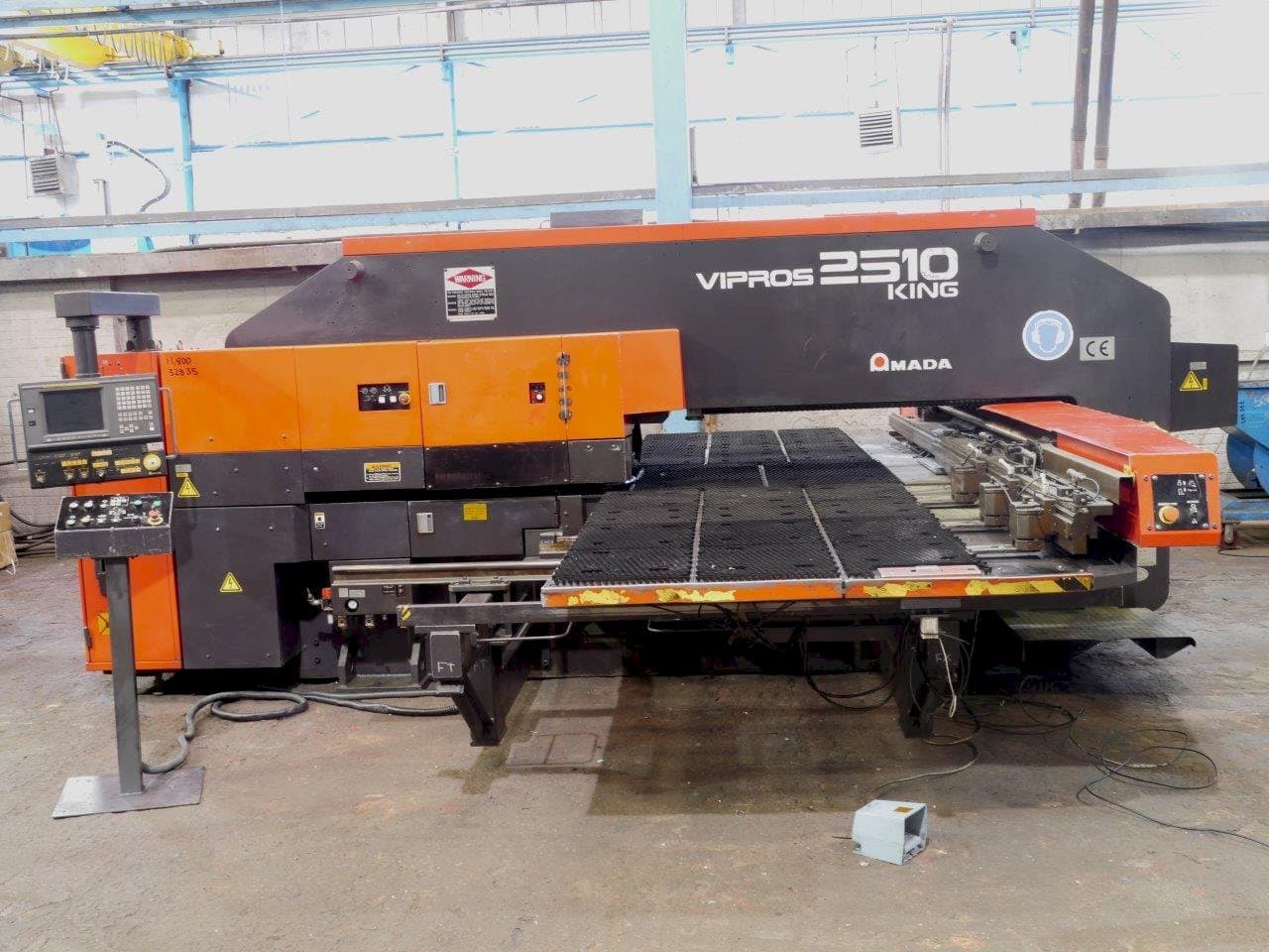AMADA Vipros S2510-maskinen framifrån