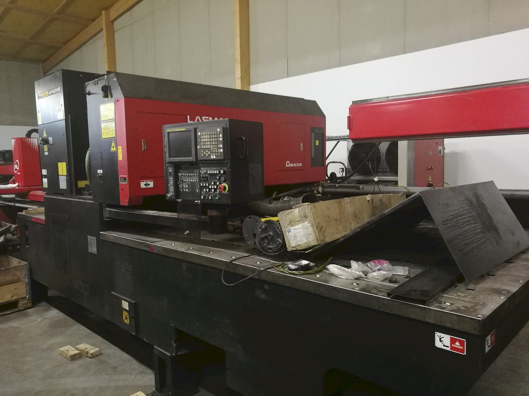 AMADA-maskinen sedd från högerLC 2415 α3