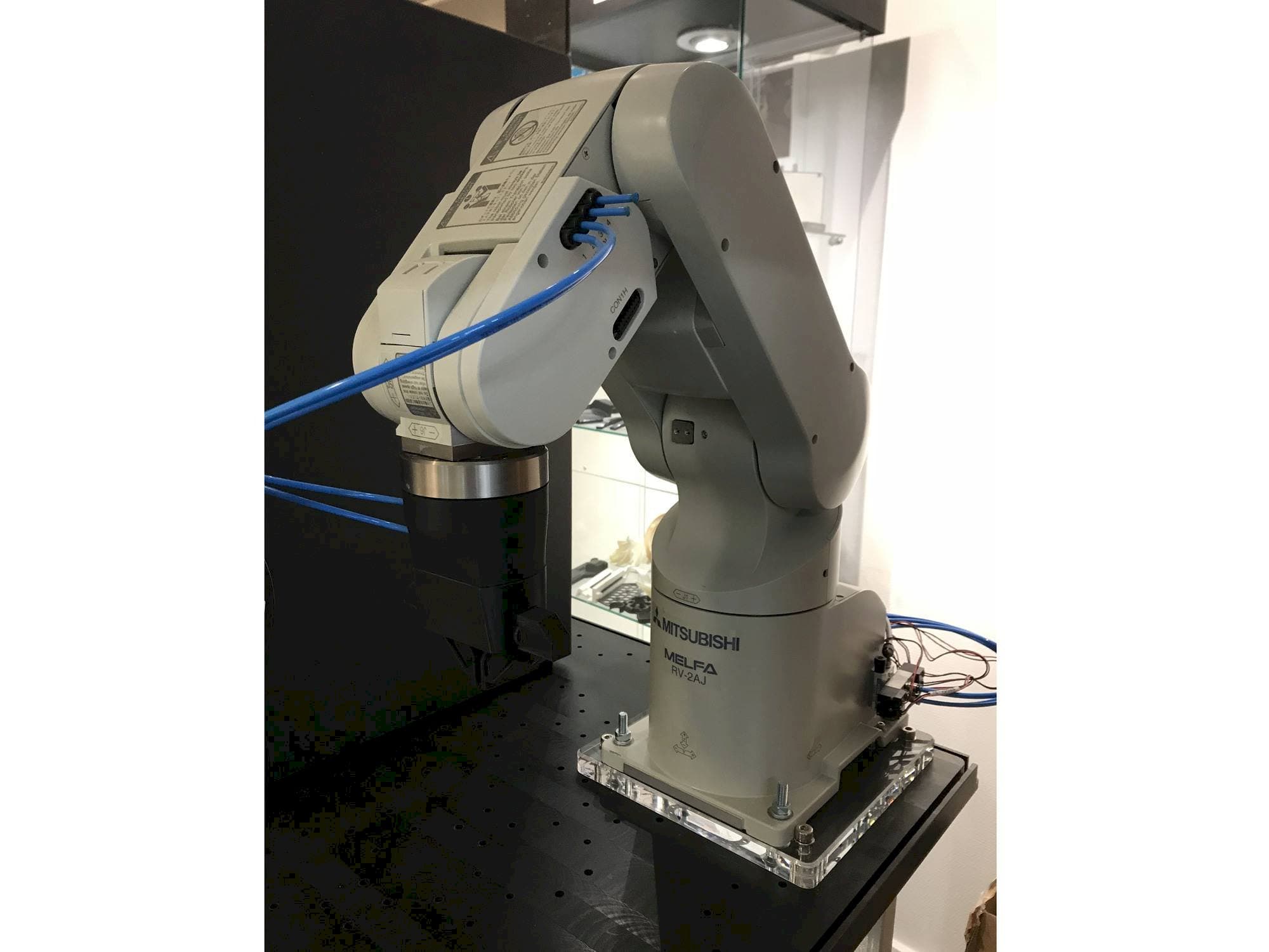 Mitsubishi RV-2AJ-maskinen framifrån