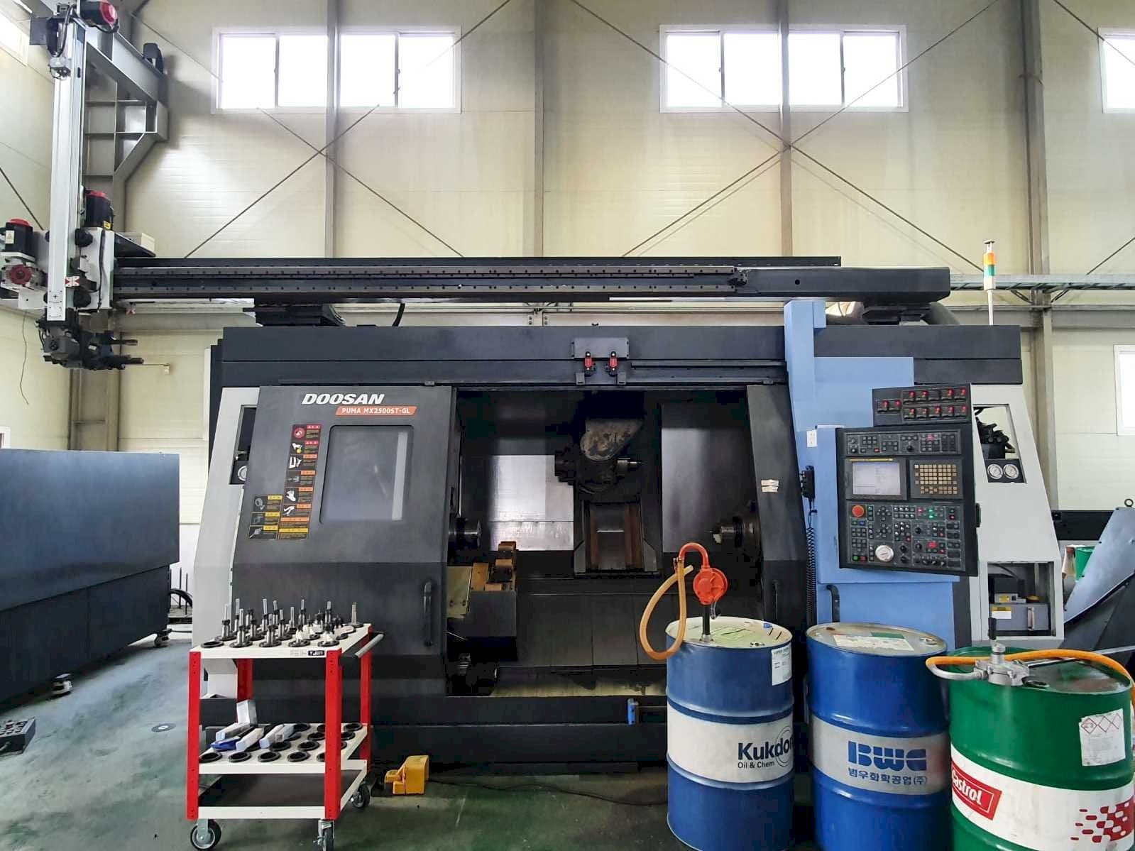 Doosan Puma MX2500ST-GL-maskinen framifrån