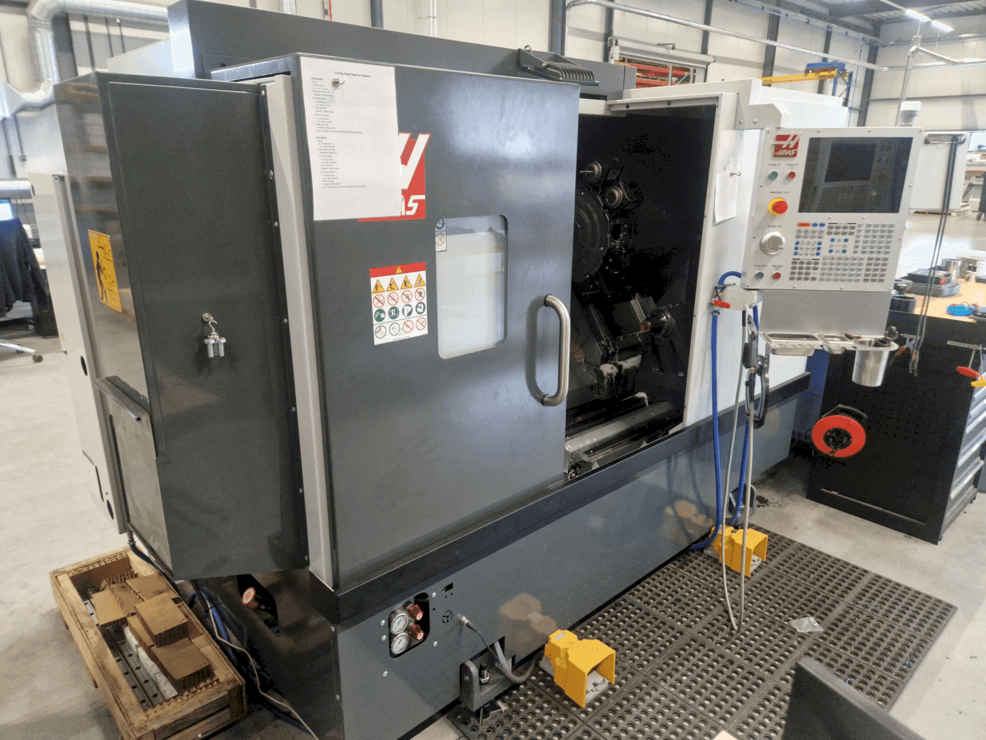 HAAS ST-25Y-maskinen framifrån