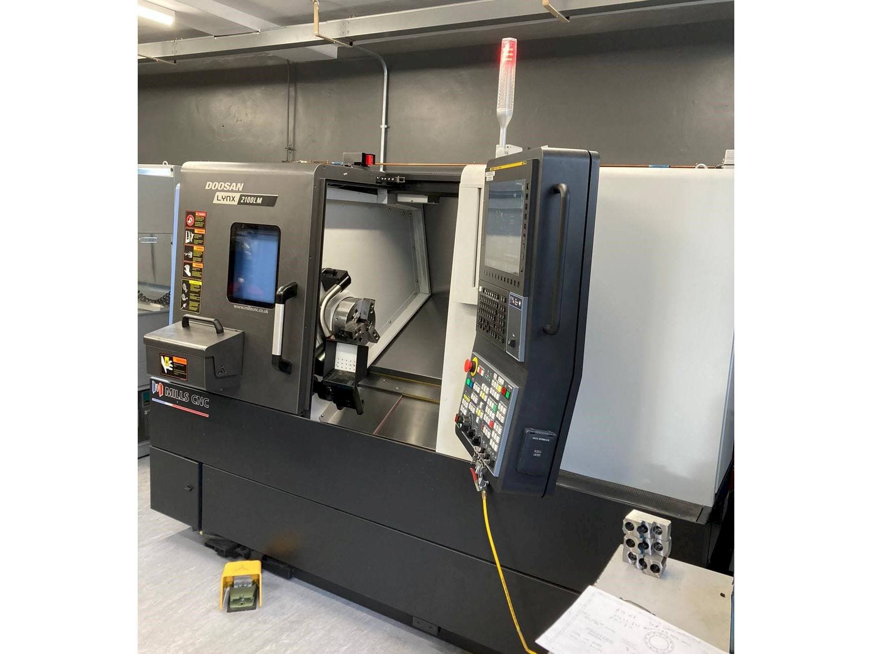 Doosan Lynx 2100 LMB-maskinen framifrån