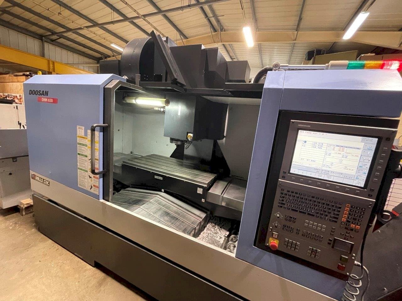 Doosan DNM650-maskinen framifrån