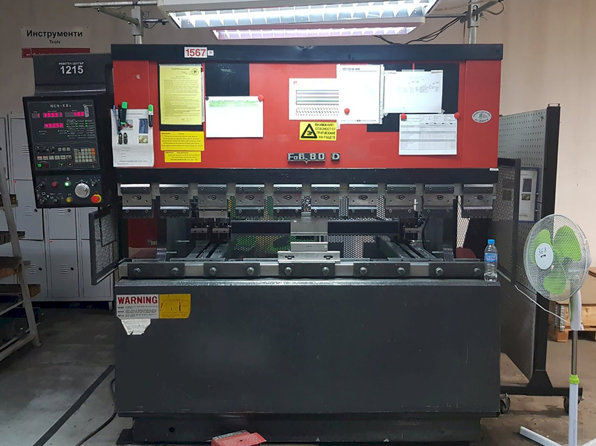 AMADA-maskinen framifrånFBD 8020E