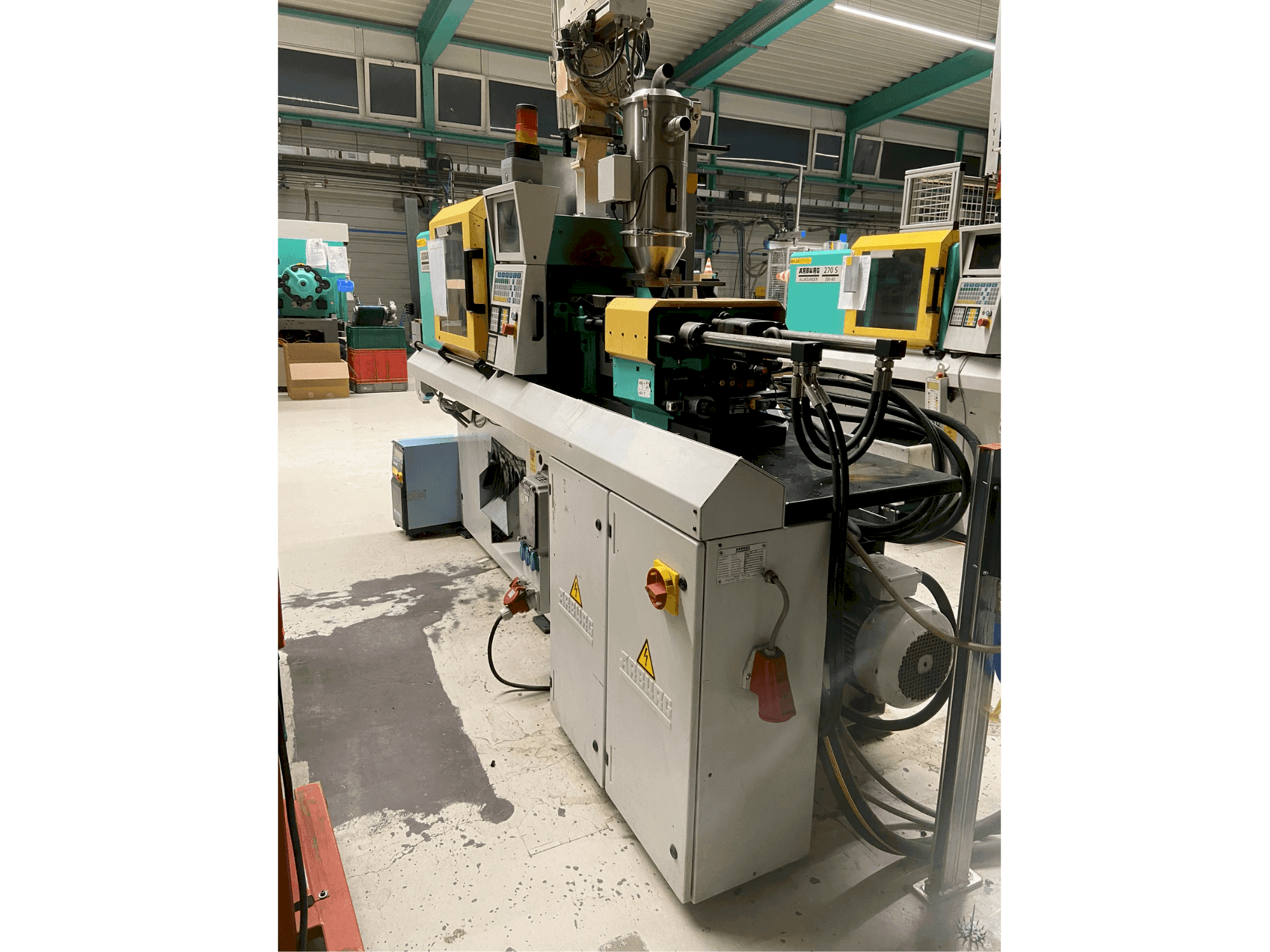 Arburg 220 S 250-60-maskinen sedd från höger sida