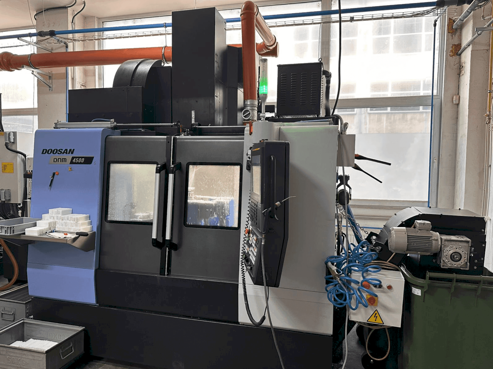 DOOSAN DNM 4500-maskinen framifrån