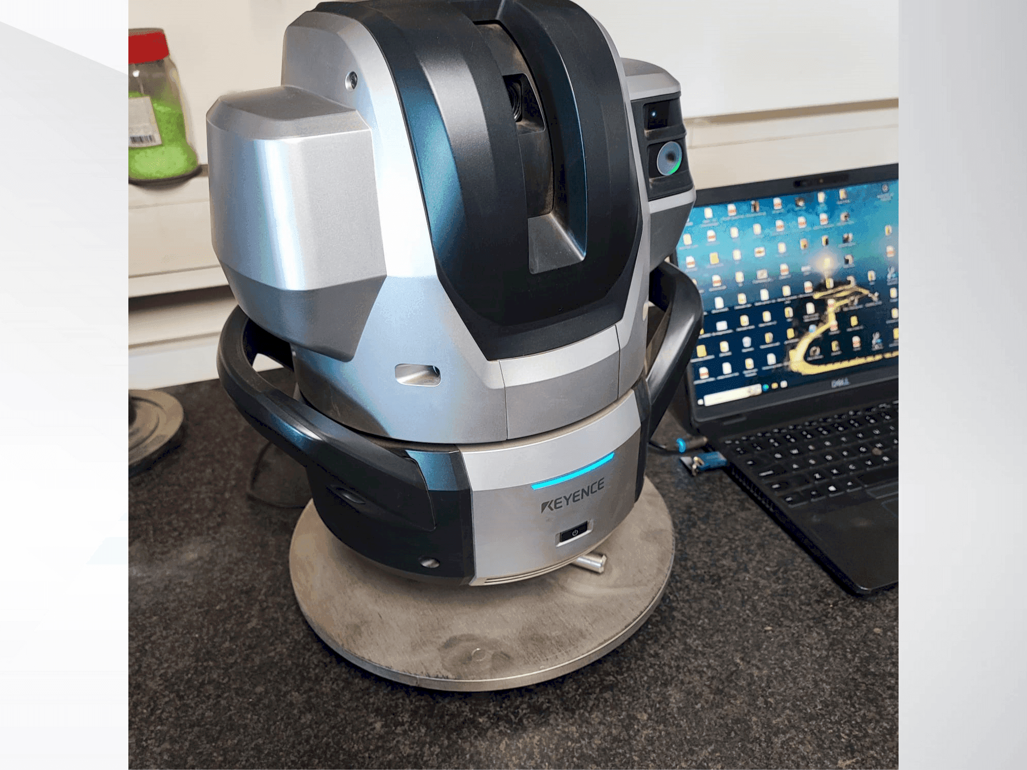 KEYENCE WM 3000-maskinen framifrån