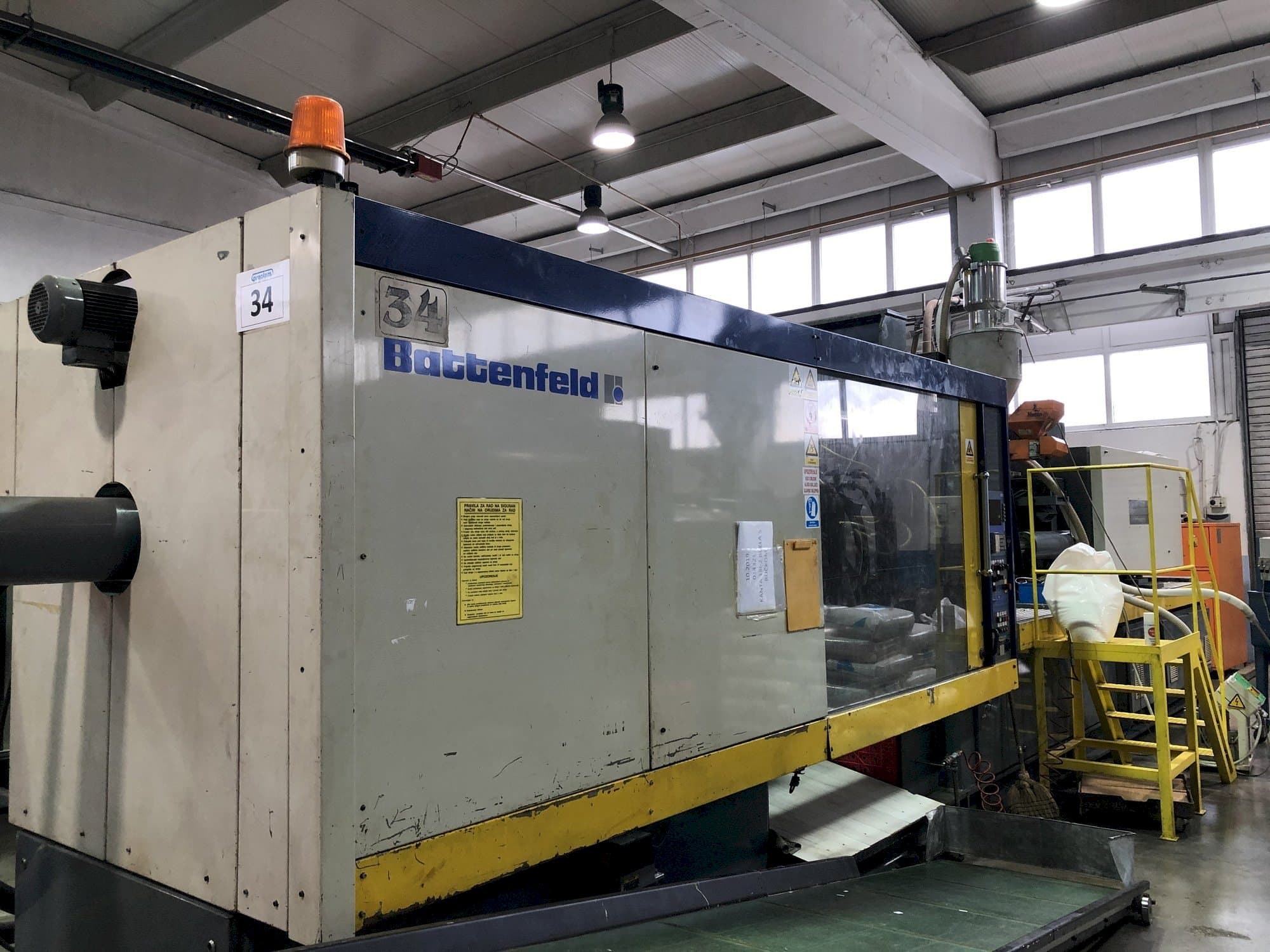 Battenfeld BK-T 5000-4000-maskinen sedd från vänster sida