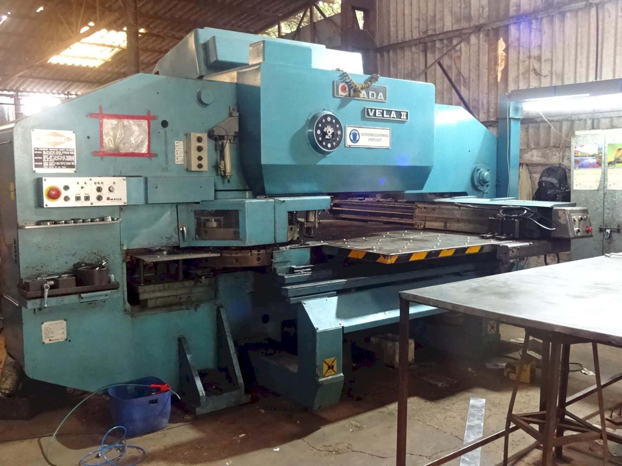 AMADA-maskinen sedd från vänsterVELA II 355