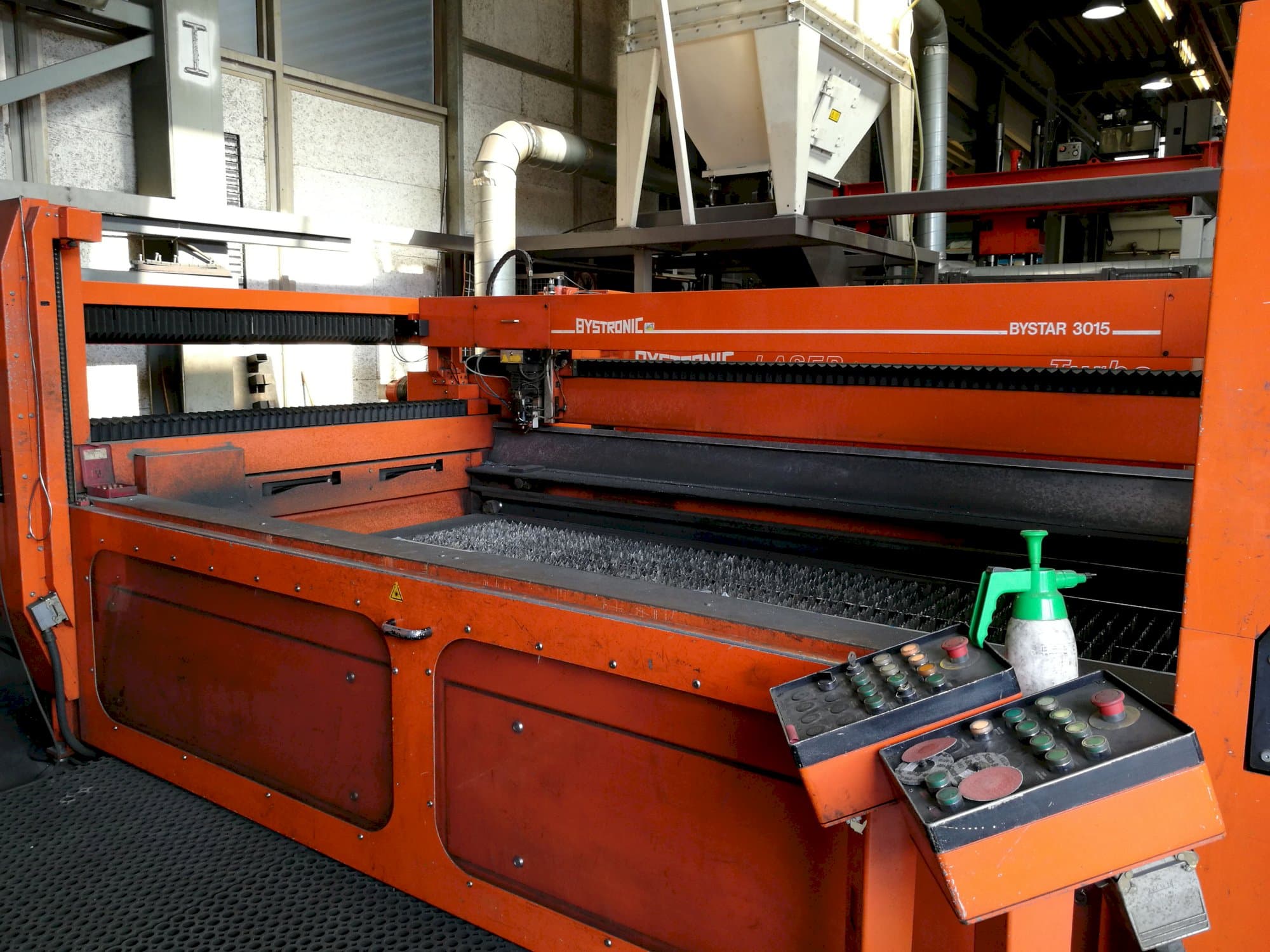 Bystronic-maskinen sedd från högerBystar 3015