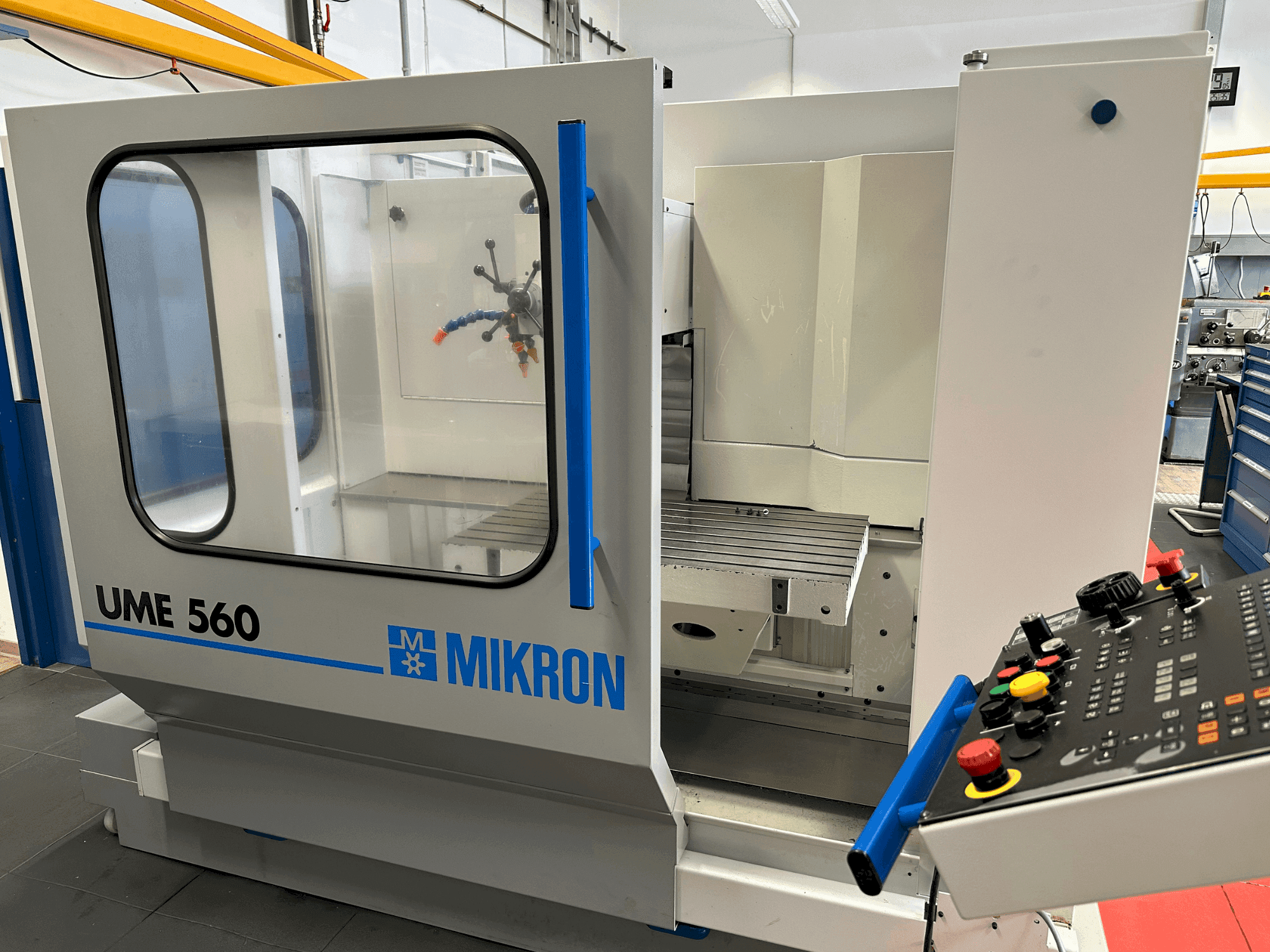 MIKRON UME-560-maskinen framifrån