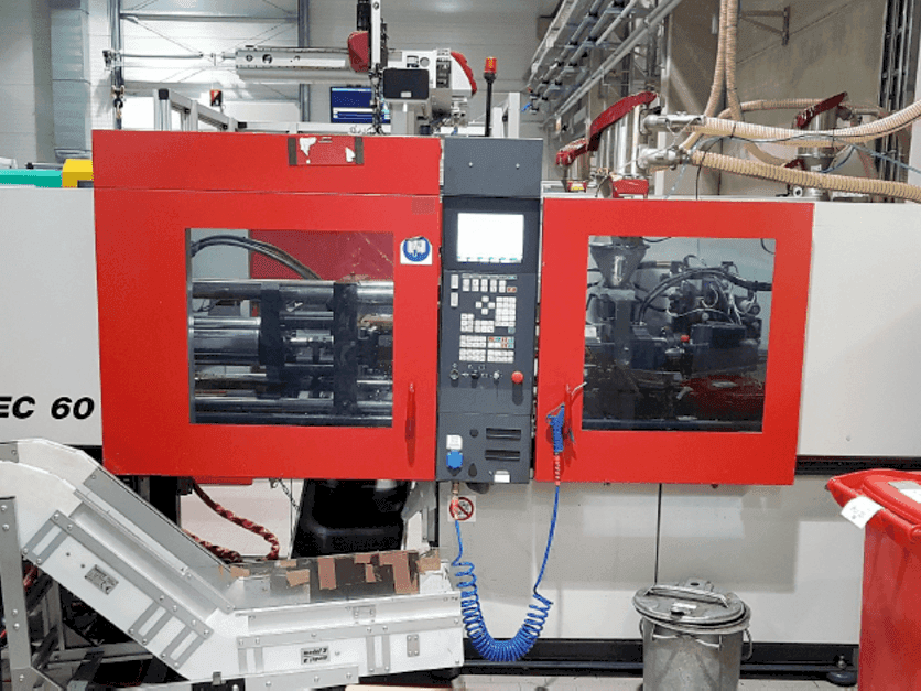 FERROMATIK MILACRON 600-355 K-TEC-maskinen framifrån