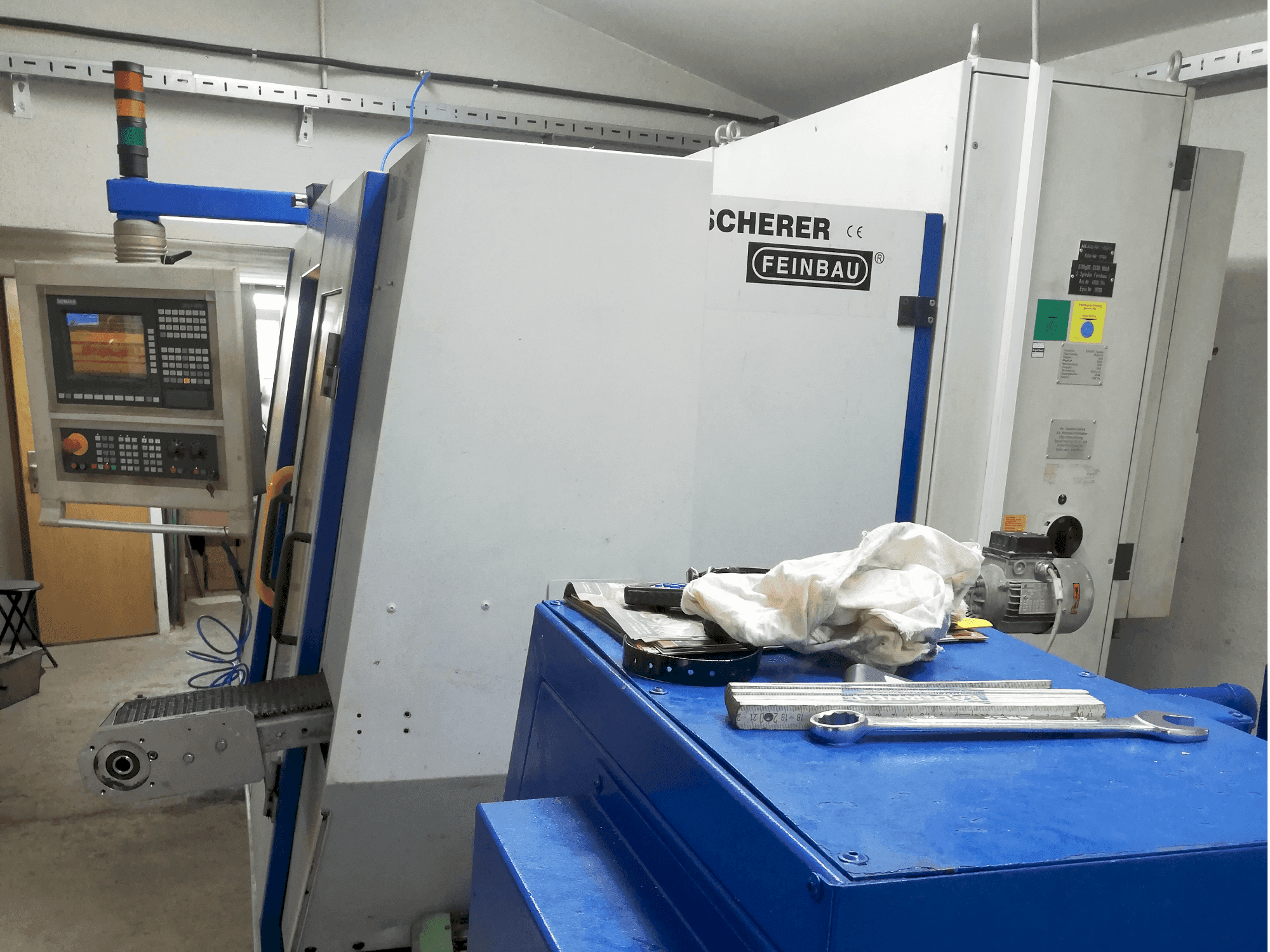 Scherer - Feinbau CNC244/2-maskinen framifrån