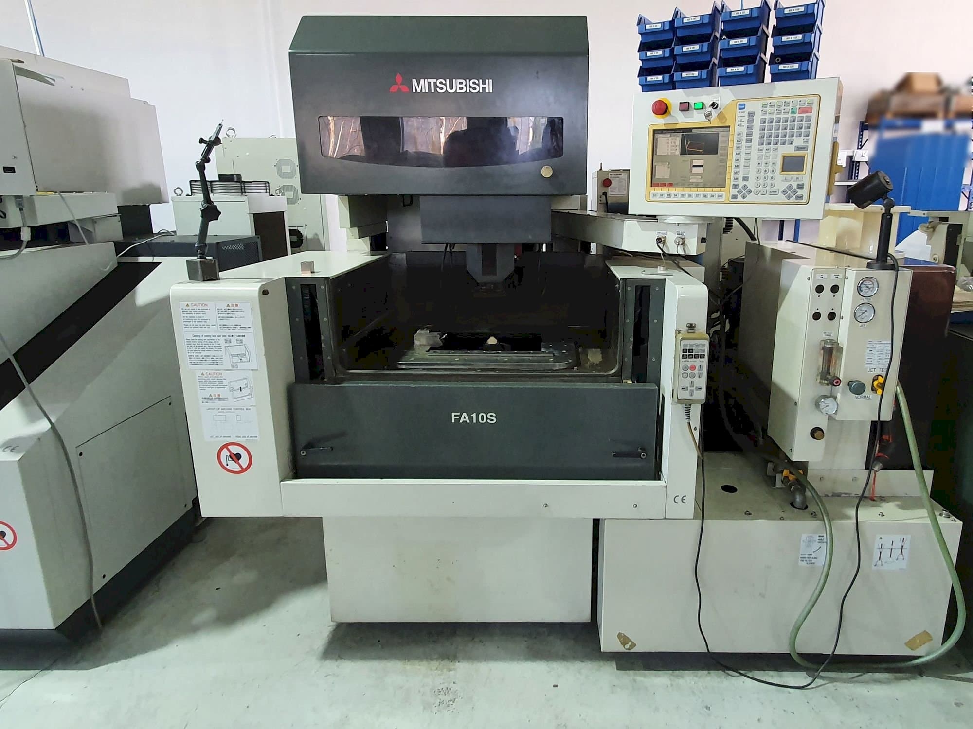 Mitsubishi FA10SM-maskinen framifrån