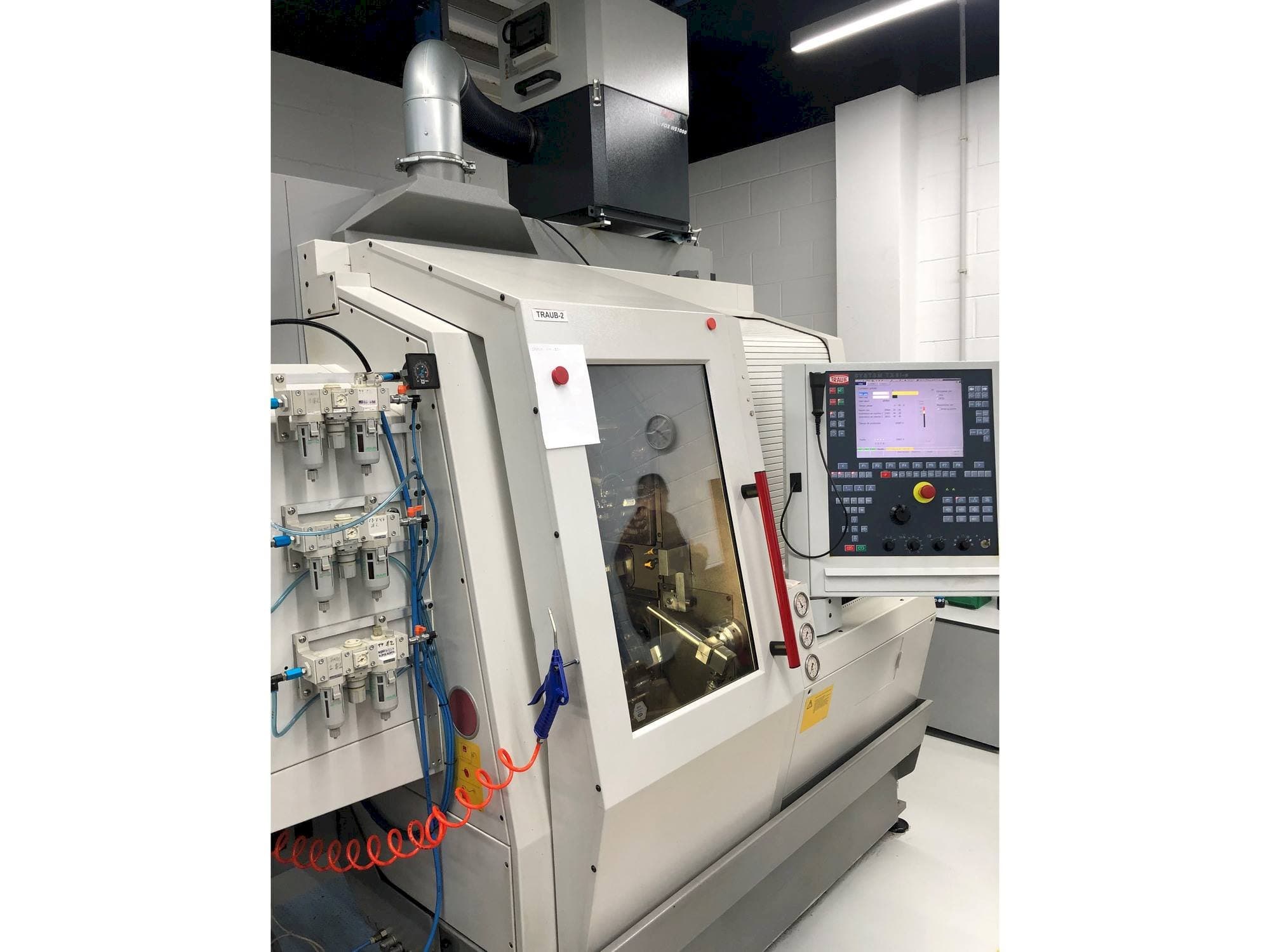 TRAUB TNL 18-maskinen sedd från vänster sida