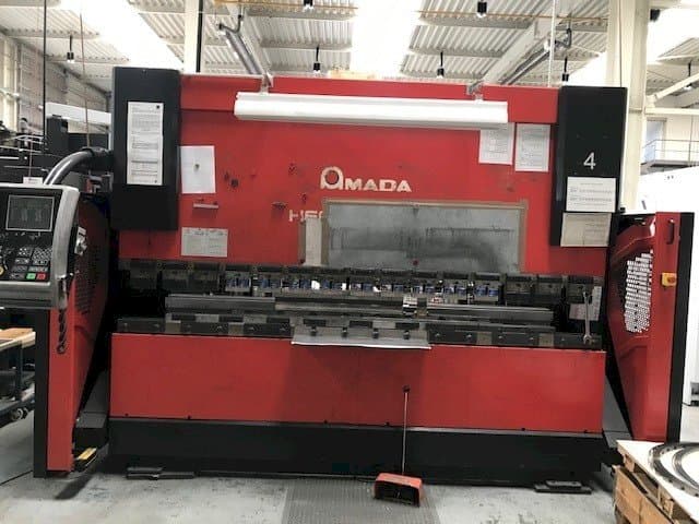AMADA HFE 100-3-maskinen framifrån