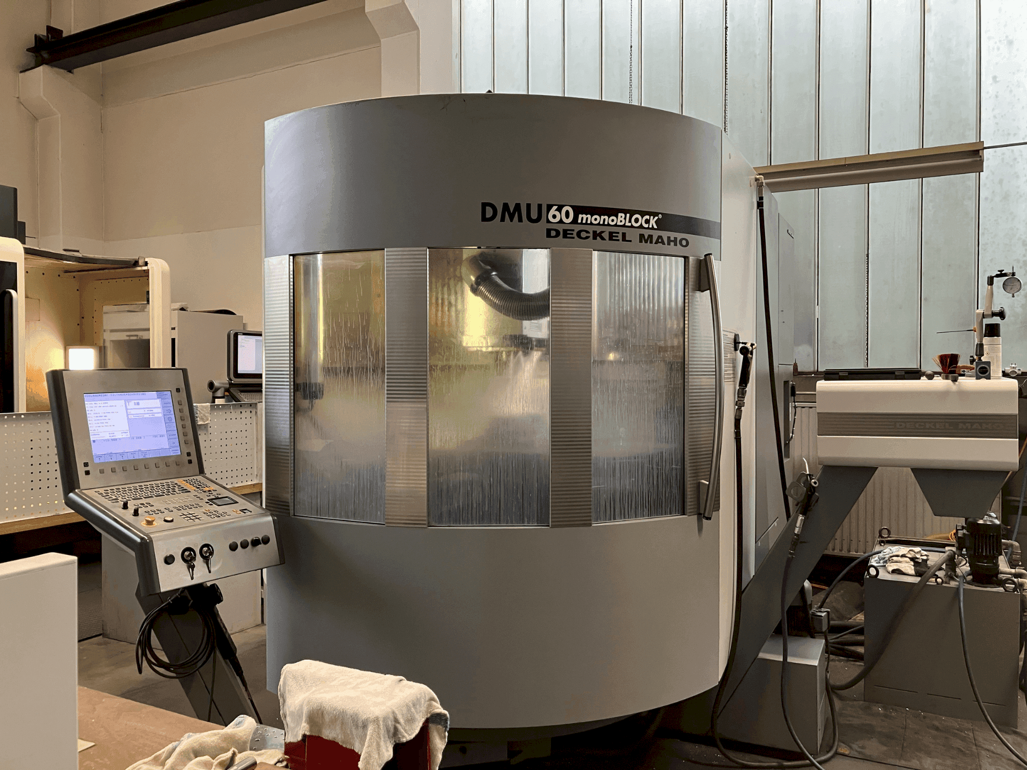 DMG DMU 60 monoBlock-maskinen framifrån