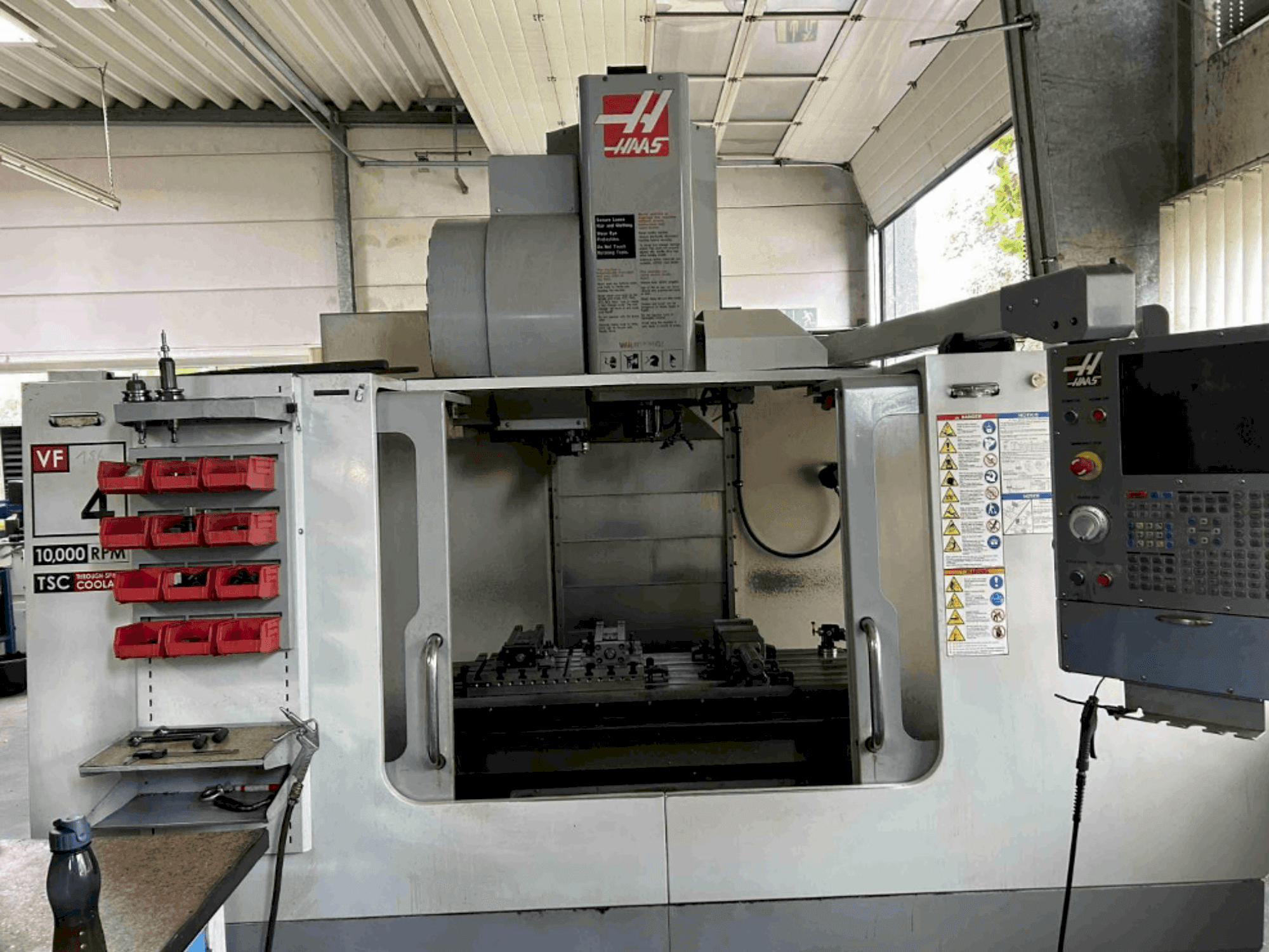 HAAS VF4 BHE-maskinen framifrån