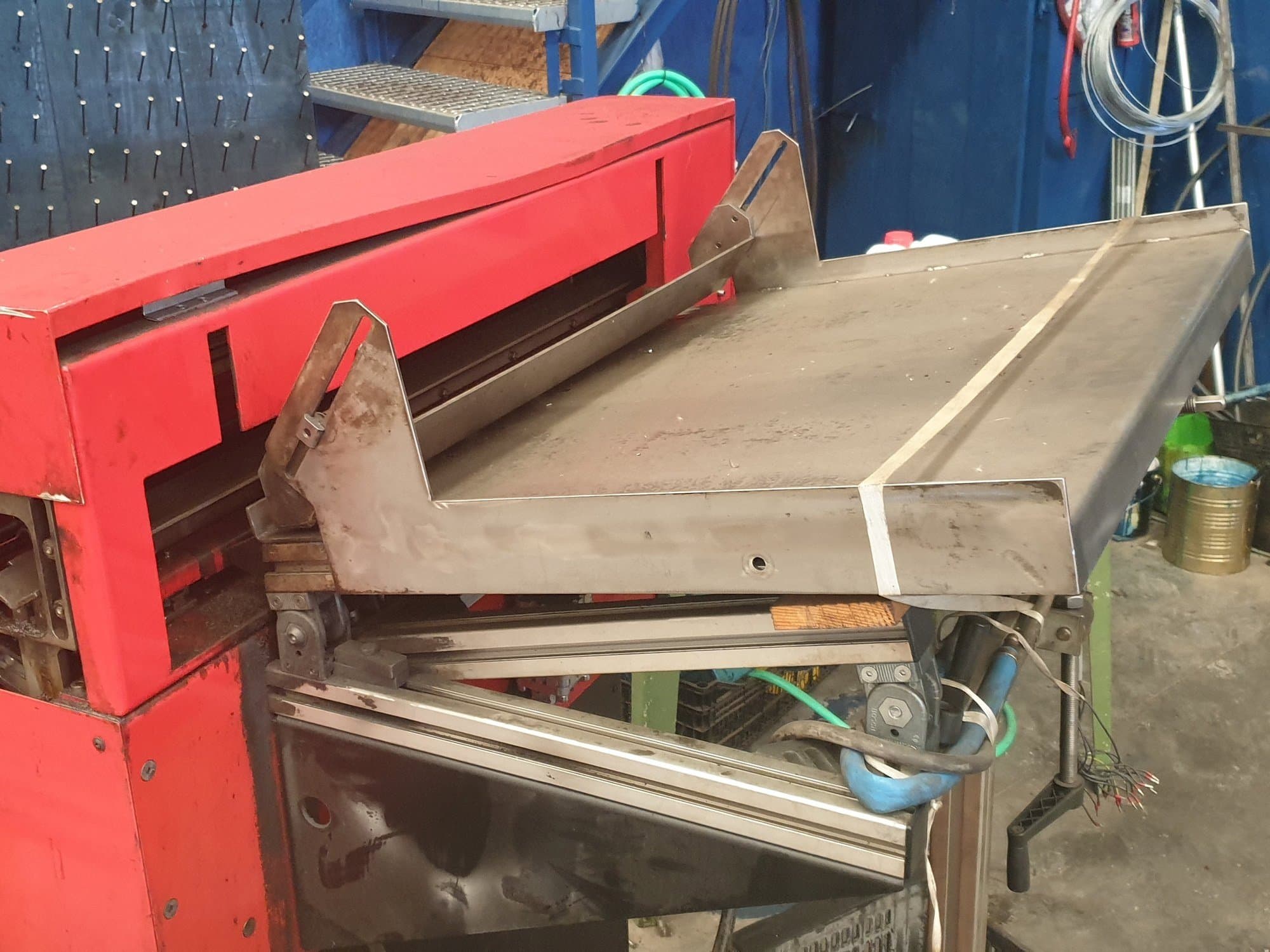 EMCO LM 800-maskinen sedd från vänster sida