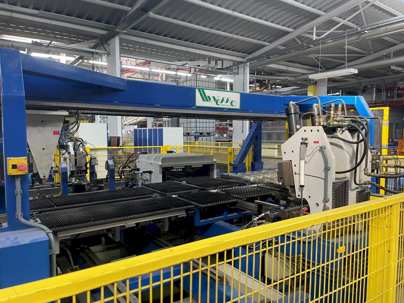 WEMO Punching-Bending-System-maskinen framifrån