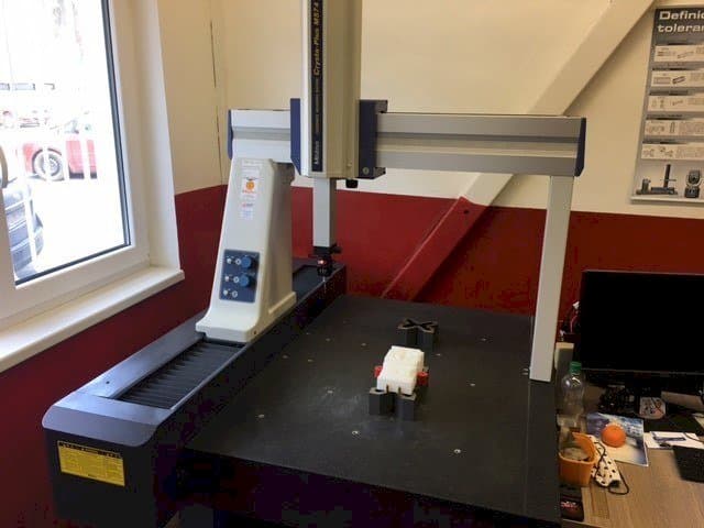 Mitutoyo Crysta-Plus M 574-maskinen framifrån