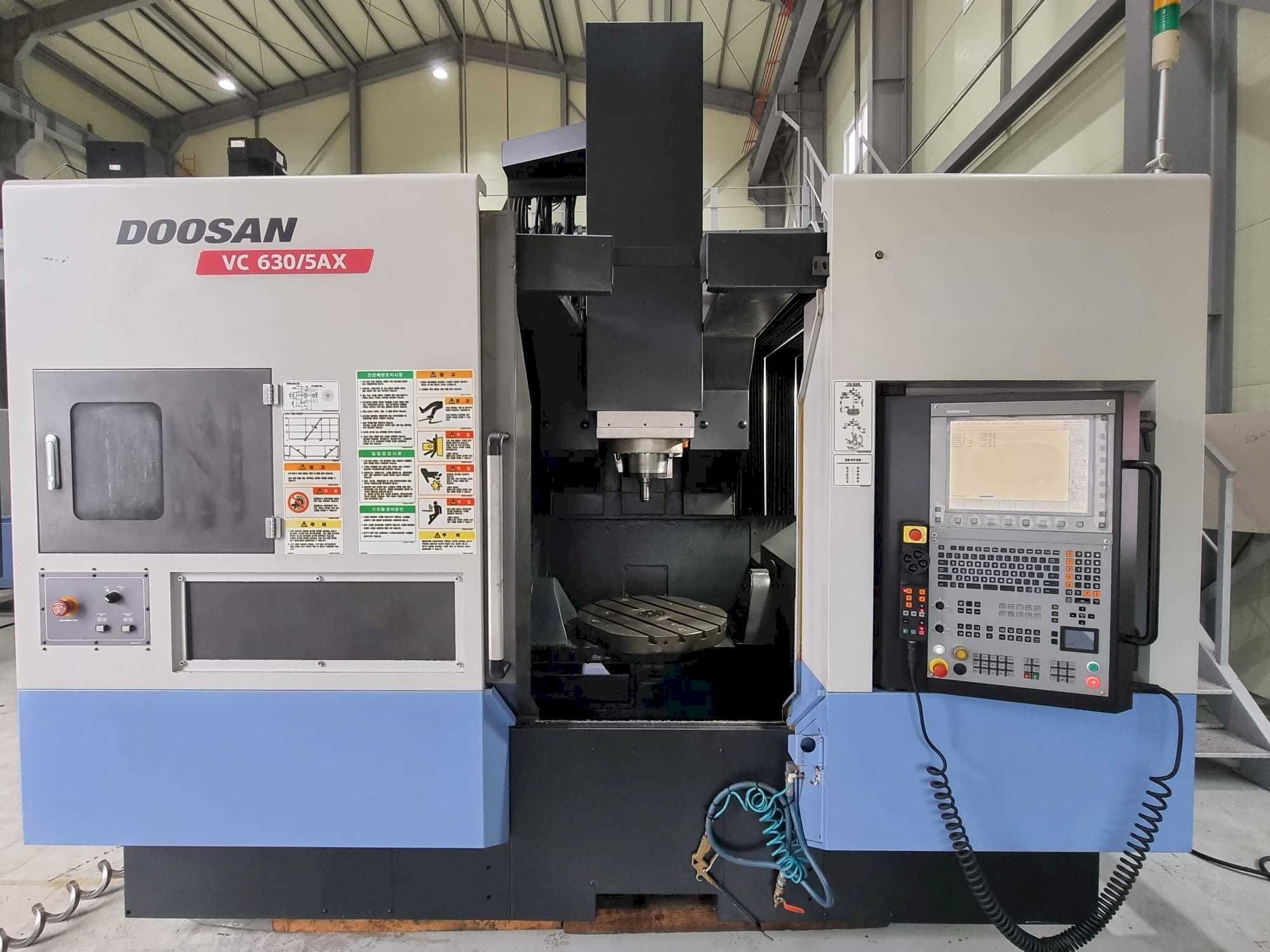 Doosan VC630/5AX-maskinen framifrån