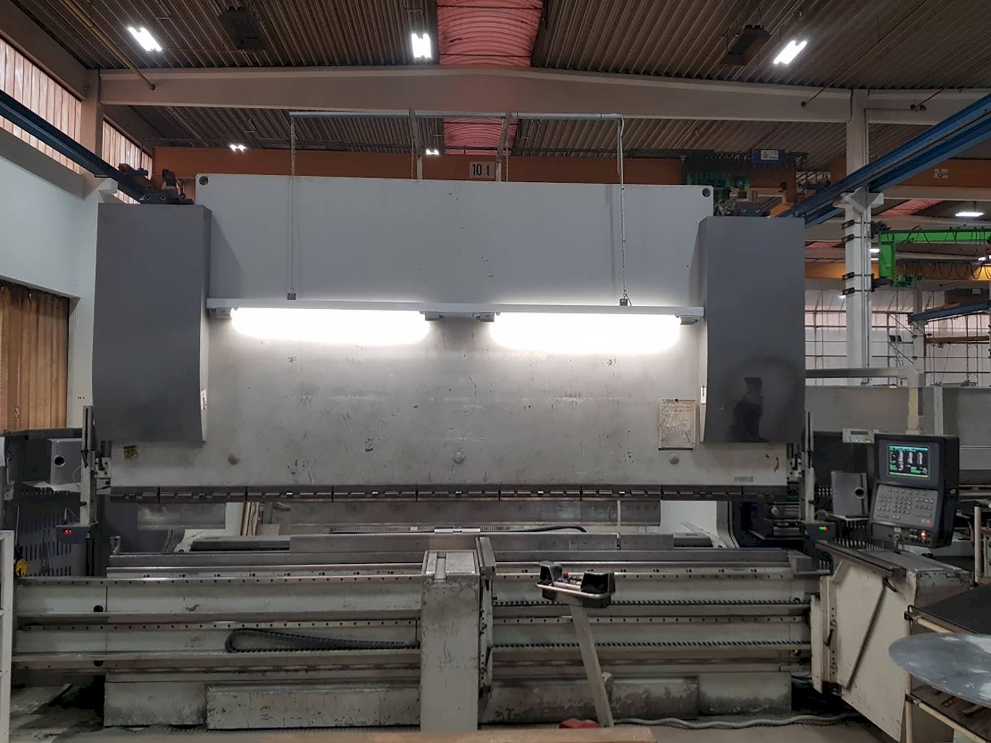 EHT Multipress 300-40-maskinen framifrån