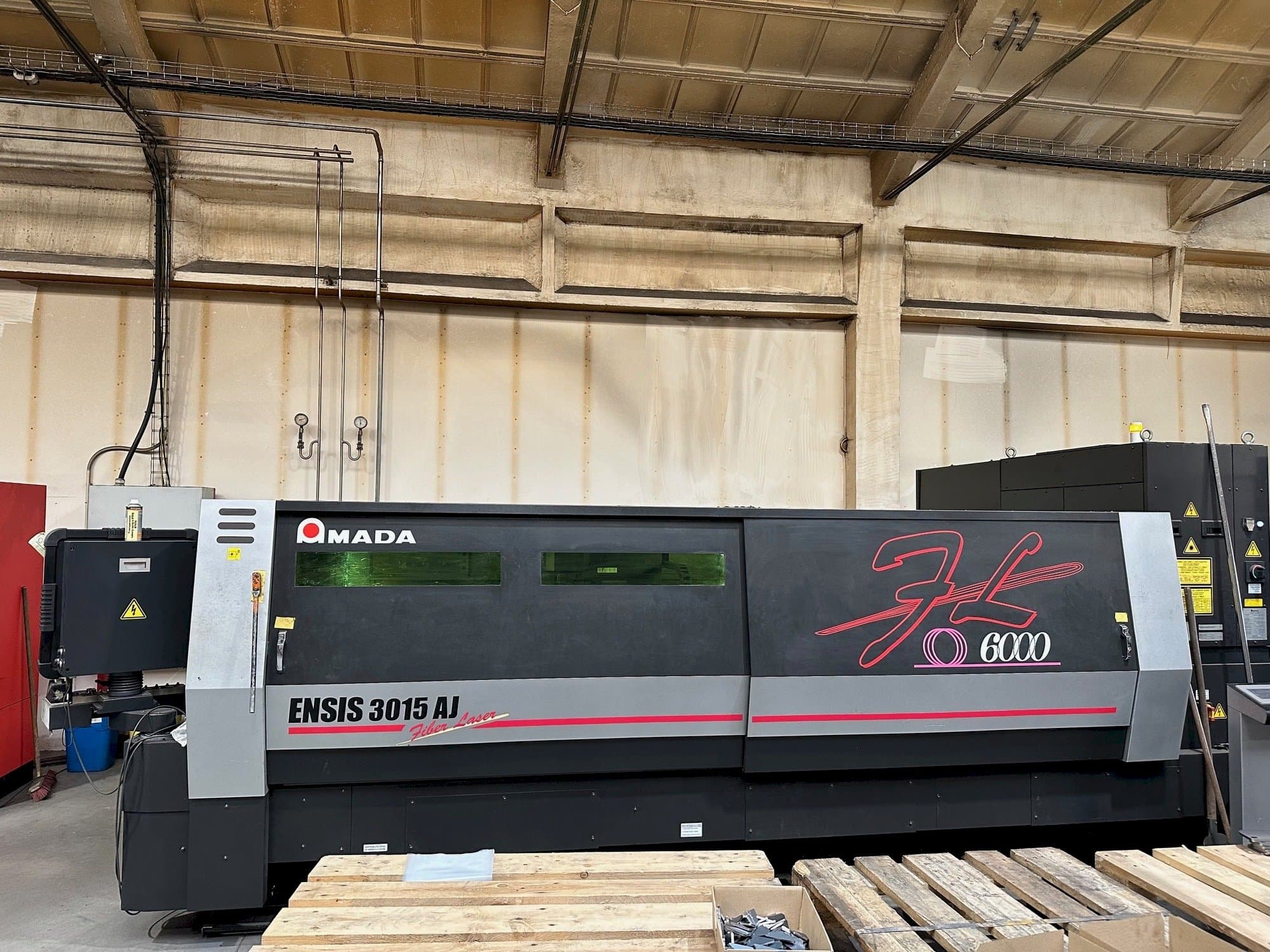 AMADA ENSIS-3015 AJ-maskinen framifrån