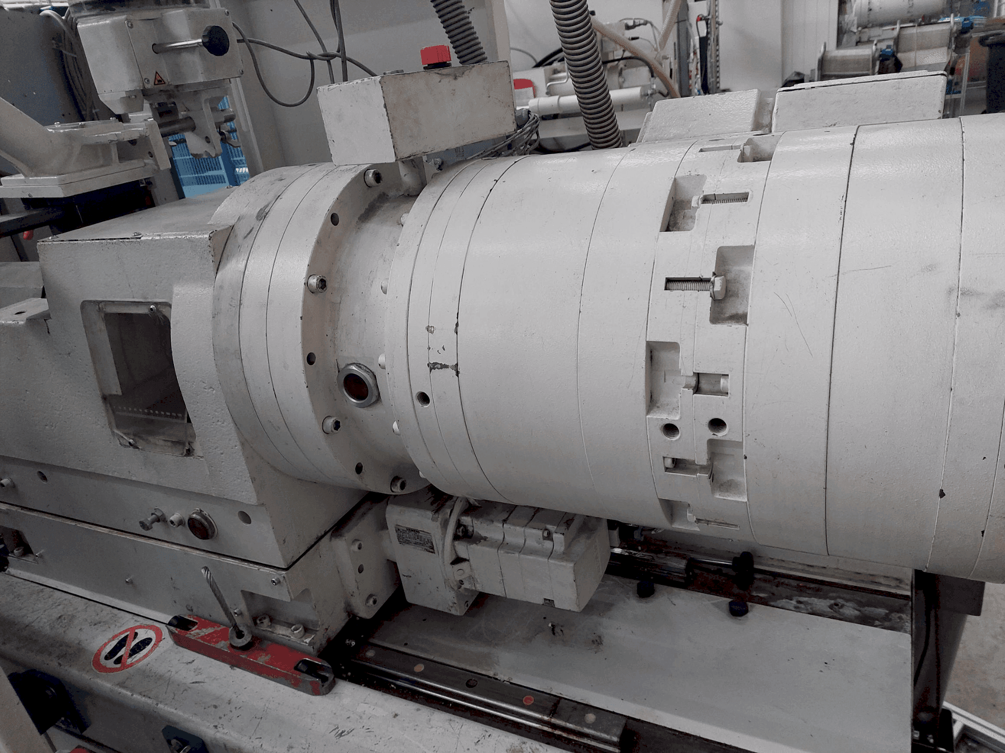 Krauss Maffei 80-180 EX-maskinen framifrån