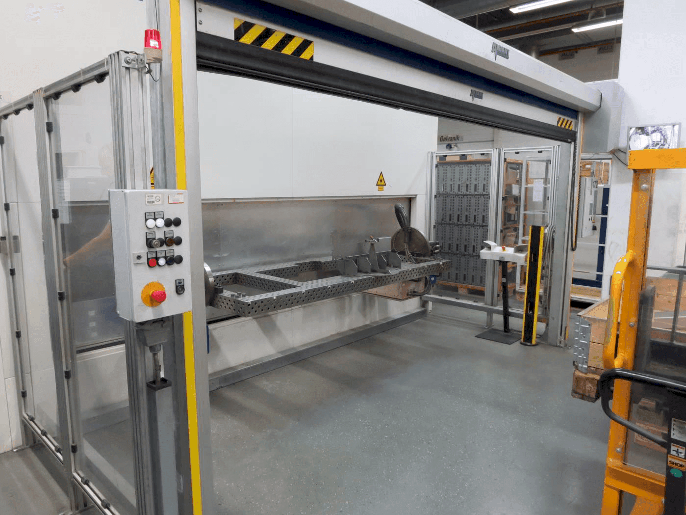 TRUMPF TruLaser Robot 5020-maskinen framifrån