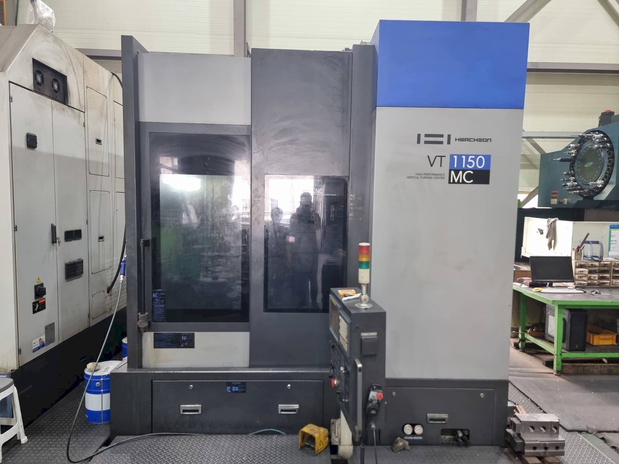 HWACHEON VT1150MC-maskinen framifrån