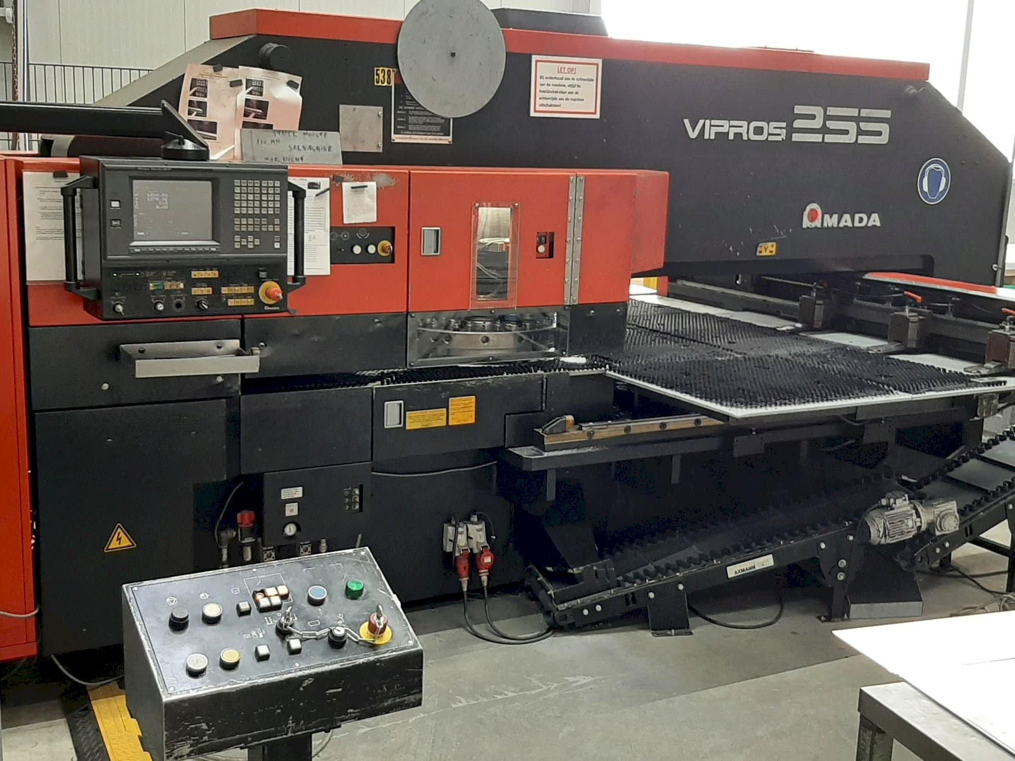 AMADA VIPROS 255-maskinen framifrån