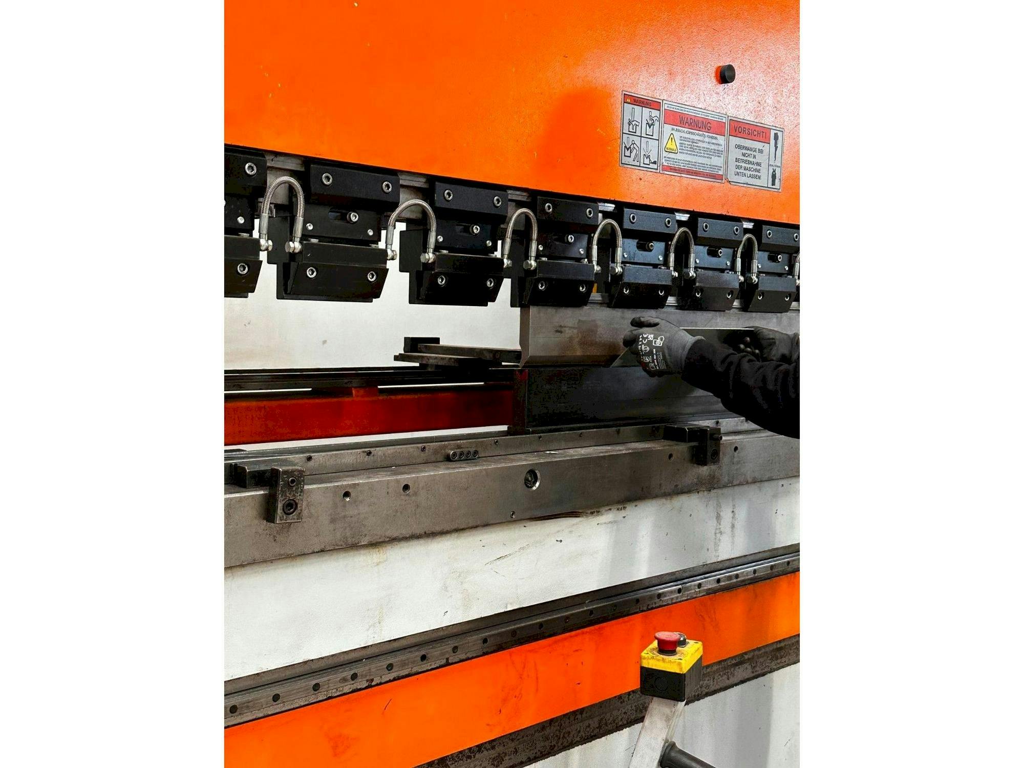 ERMAKSAN SPEED-BEND PRO 51000 X 400-maskinen sedd från vänster sida
