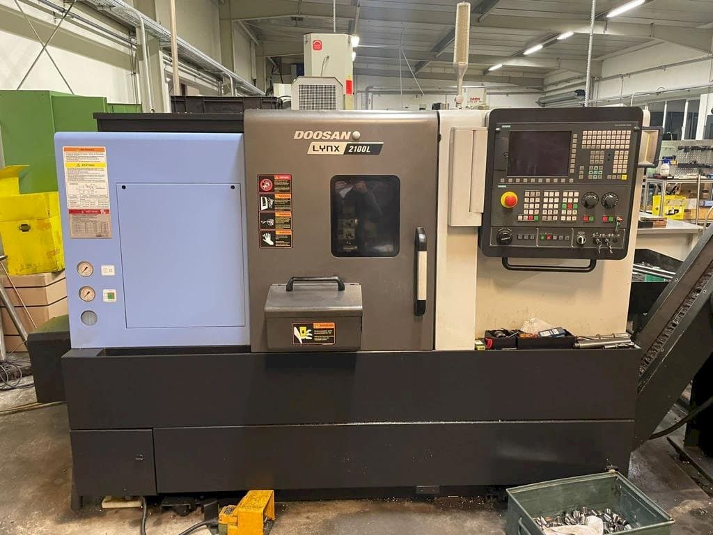 Doosan Lynx 2100LB-maskinen framifrån