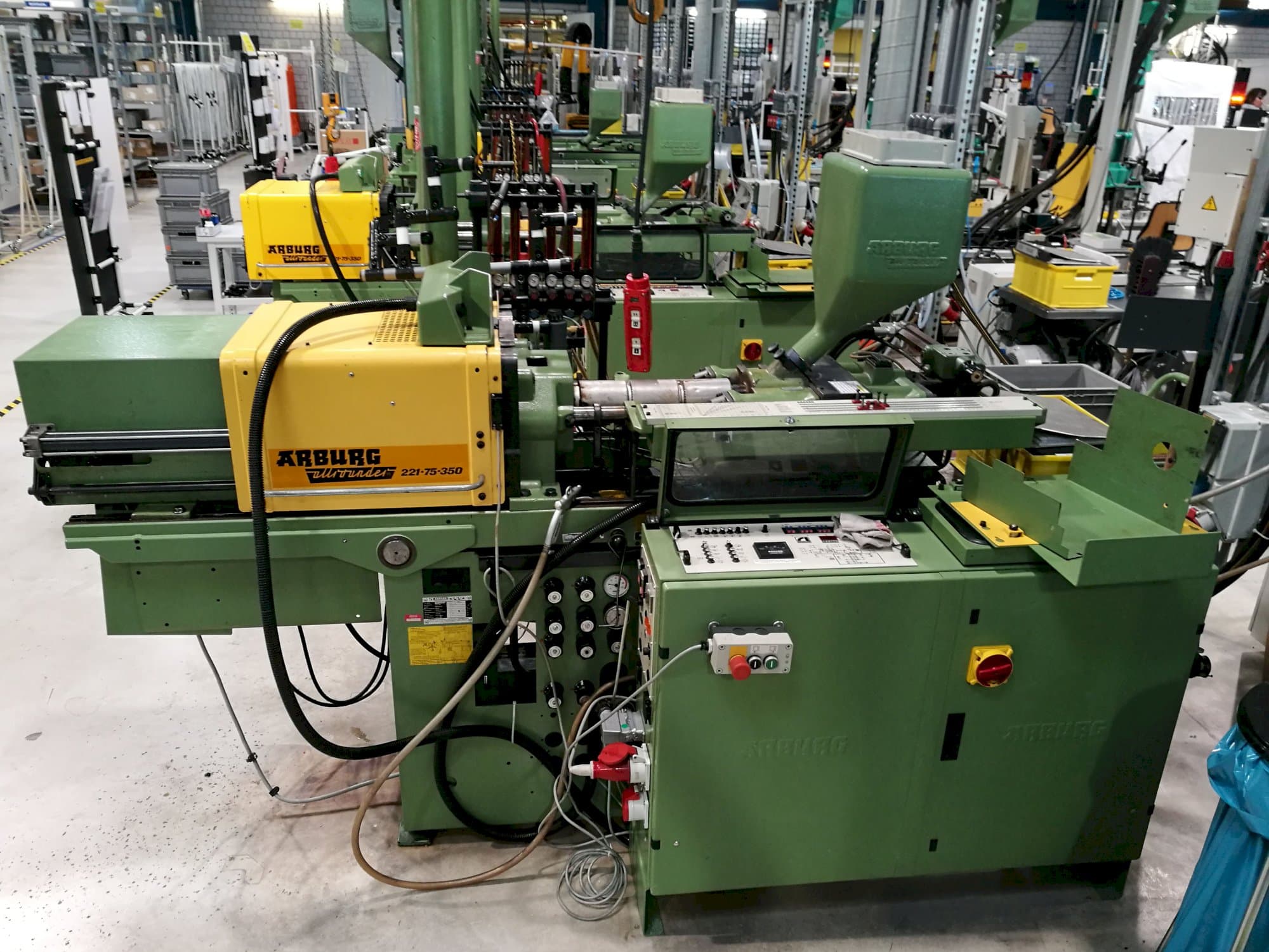 Arburg-maskinen sedd från höger sidaAllrounder 221-75-350