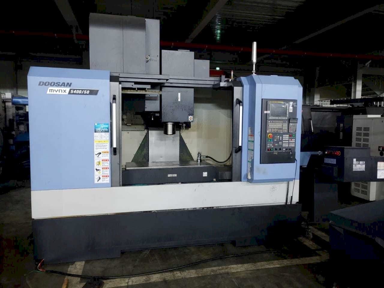 Doosan MYNX 5400/50-maskinen framifrån