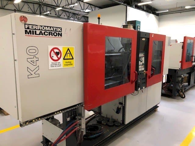 FERROMATIK MILACRON K40 D-E-maskinen sedd från vänster sida