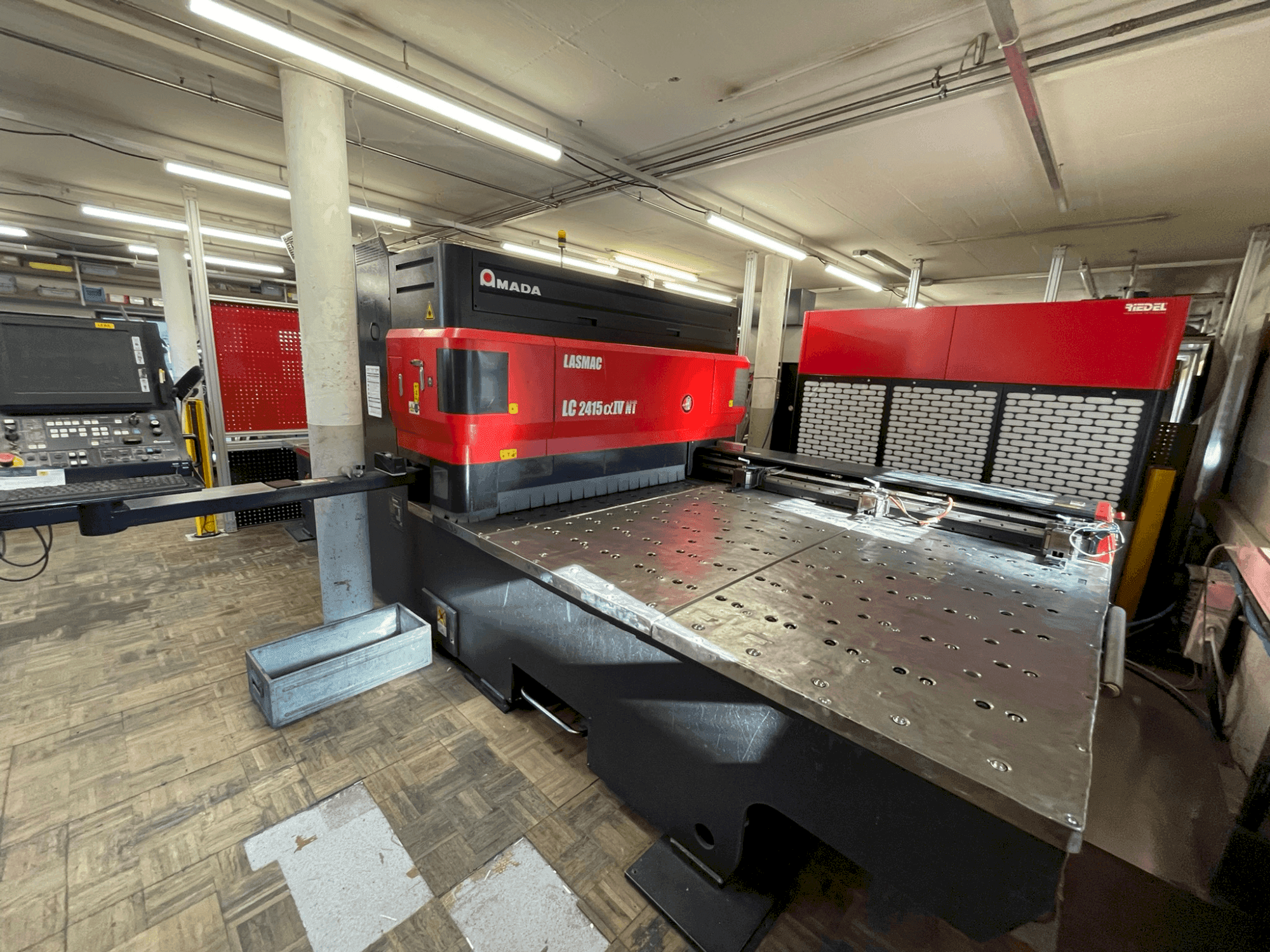 AMADA LC 2415 α-IV NT-maskinen framifrån