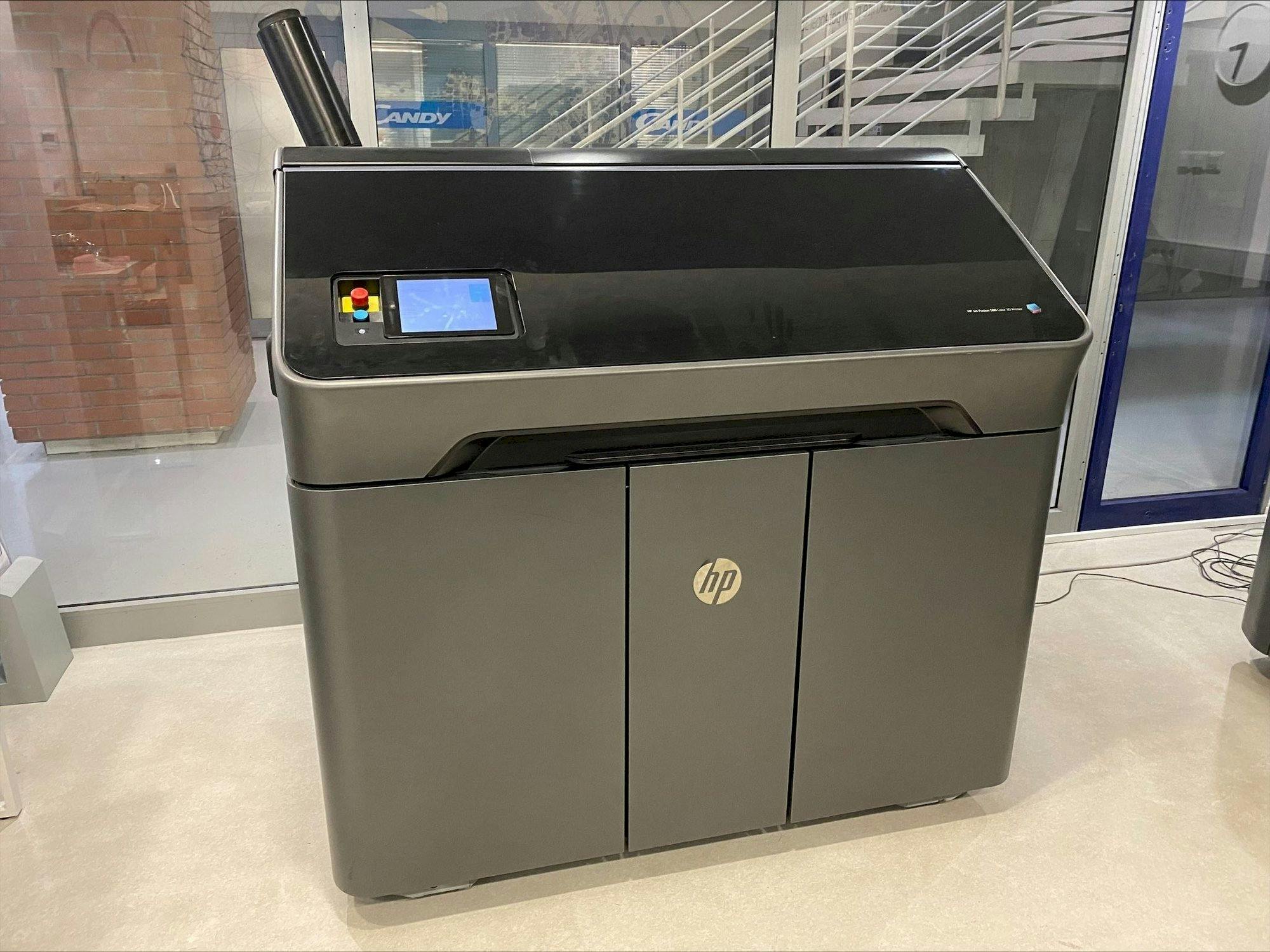 HP Jet Fusion 580 Color 3D printer M2K85A-maskinen framifrån