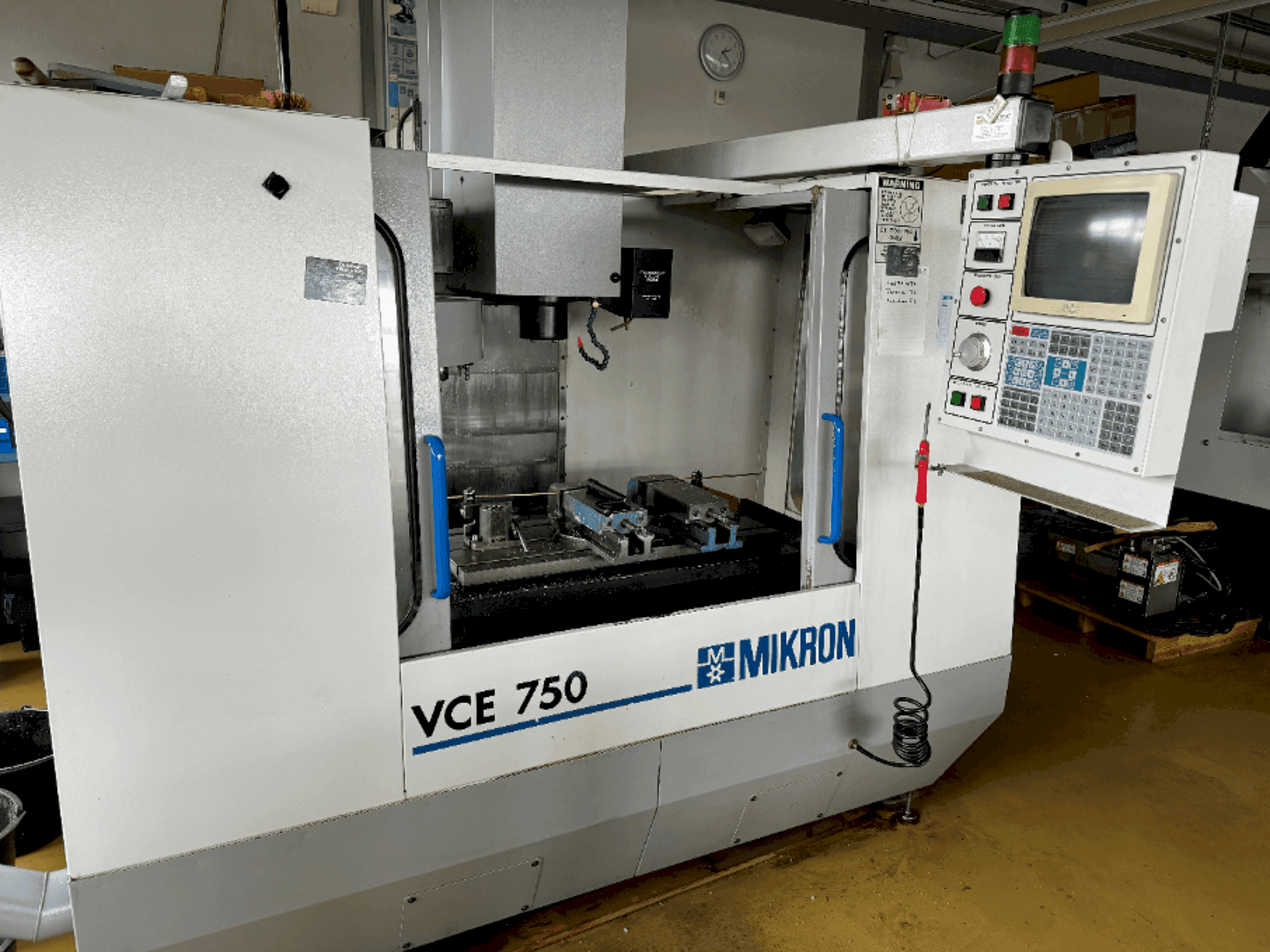 MIKRON VCE 750-maskinen framifrån