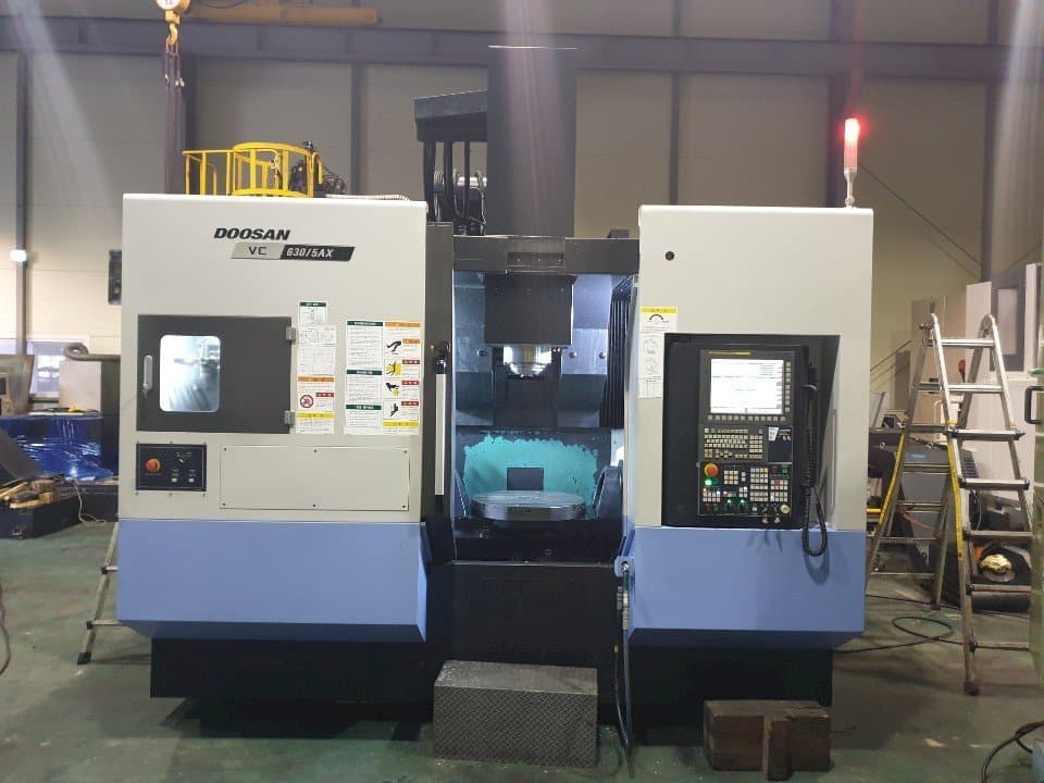 Doosan VC630/5AX-maskinen framifrån